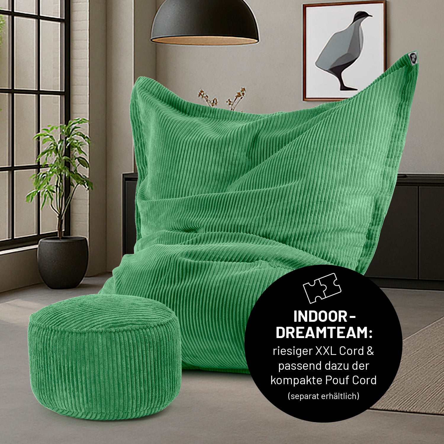 Sitzsack Classic XXL aus der LUMALAND Cord-Reihe - 380 L - 140 x 180 cm - Dunkelgrün mit ribbed Cord-Bezug in modernem Wohnzimmer.