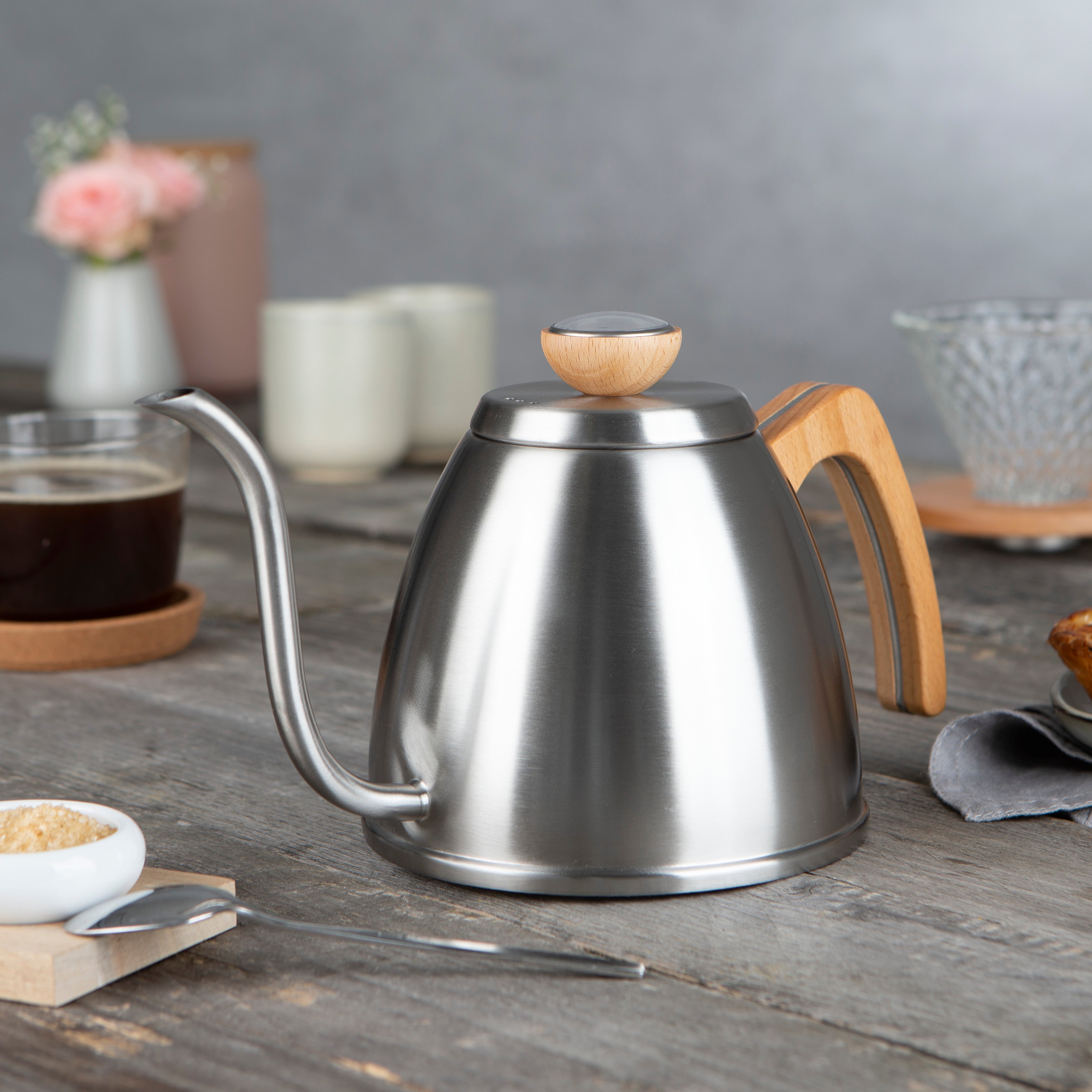 POUR OVER Wasserkessel mit Thermometer, schmaler Schwanenhals und Holzgriff, ideal für präzises Aufgießen und alle Herdarten geeignet.