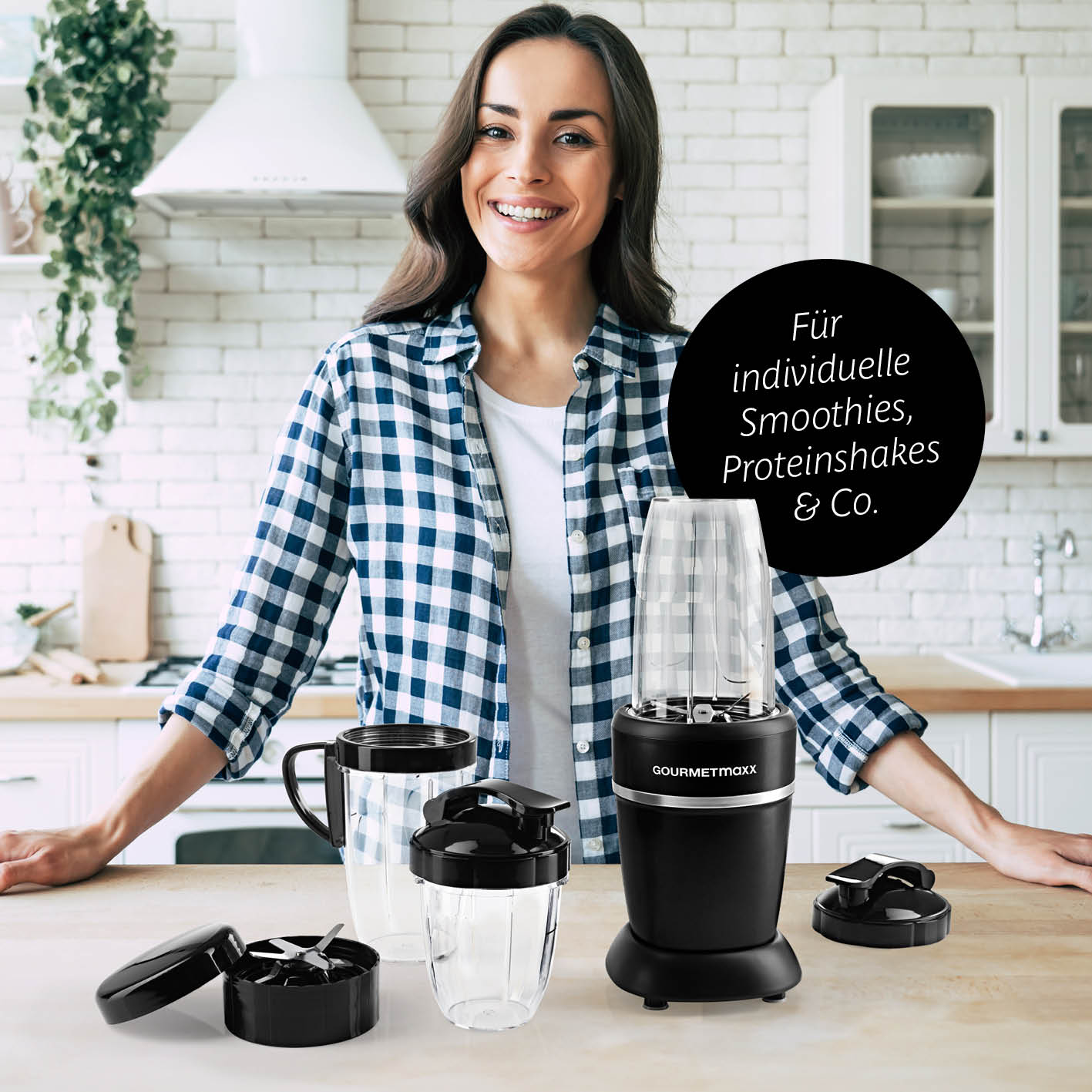 Nutrition Mixer Pro 1.000 mit Zubehörset L - Schwarz/Silber zeigt kompakte Mixer mit Bechern und Deckeln in moderner Küchenumgebung.