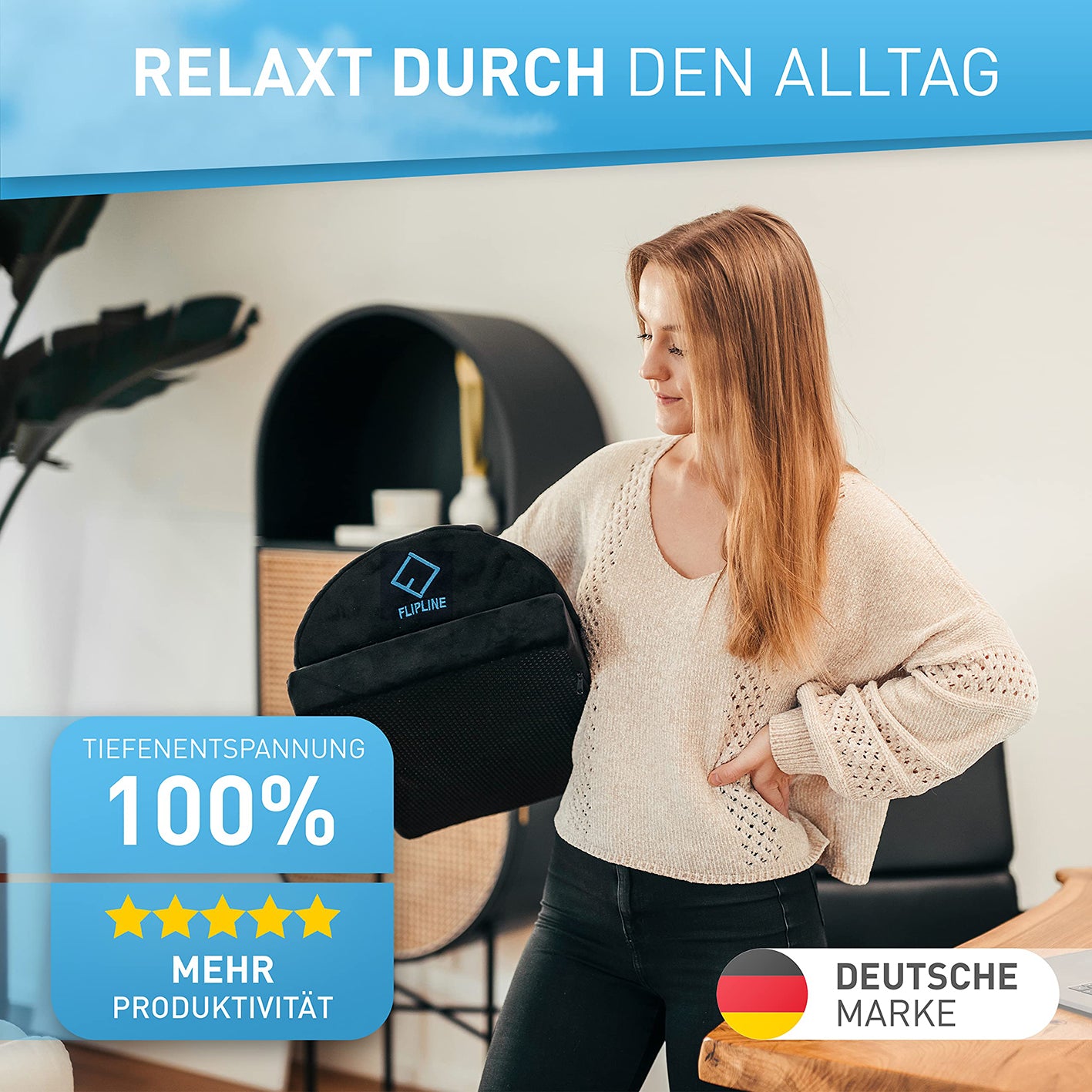Frau zeigt Schreibtisch-Fußstütze mit Fußtasche - Schwarz, ergonomisch, samtbezogen und höhenverstellbar für besseren Komfort.
