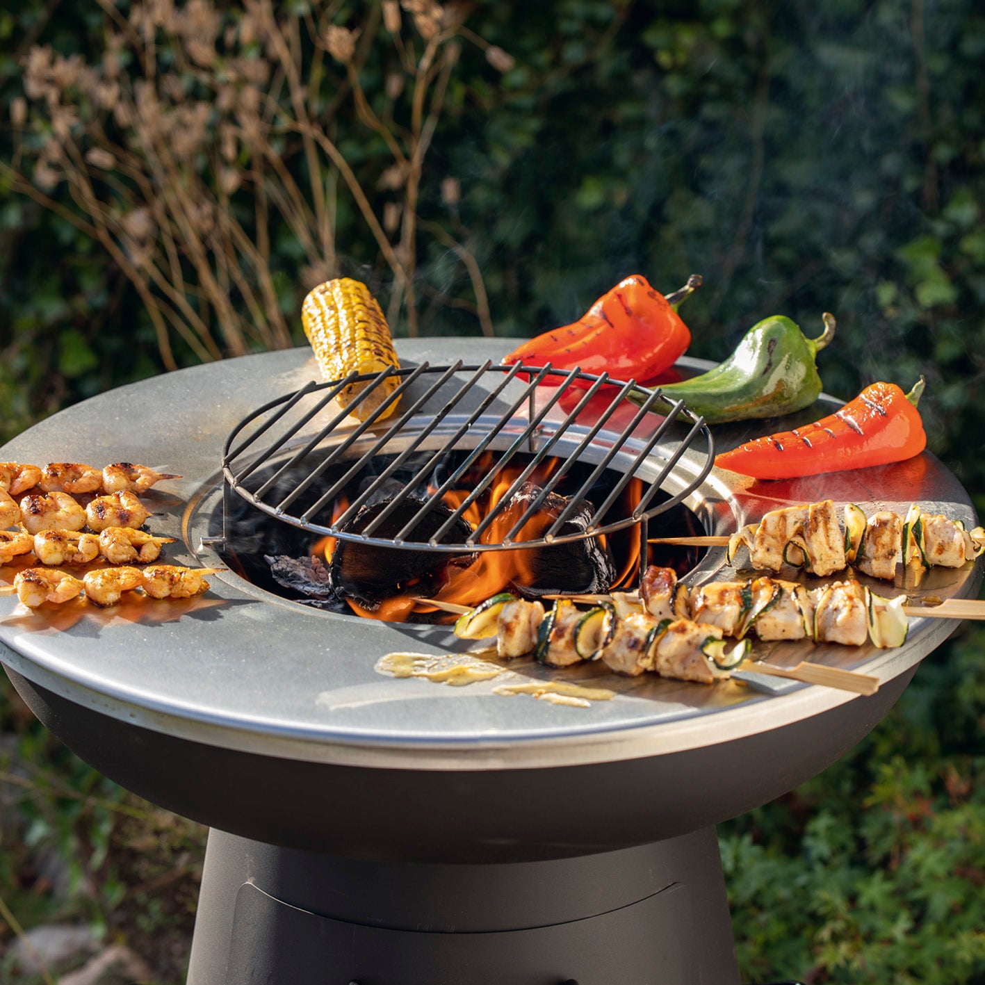 Holzkohlegrill mit Grillrost und Grillplatte, dekorativ in Tischhöhe, inkl. mittigem Grillaufsatz und Kohleschublade.