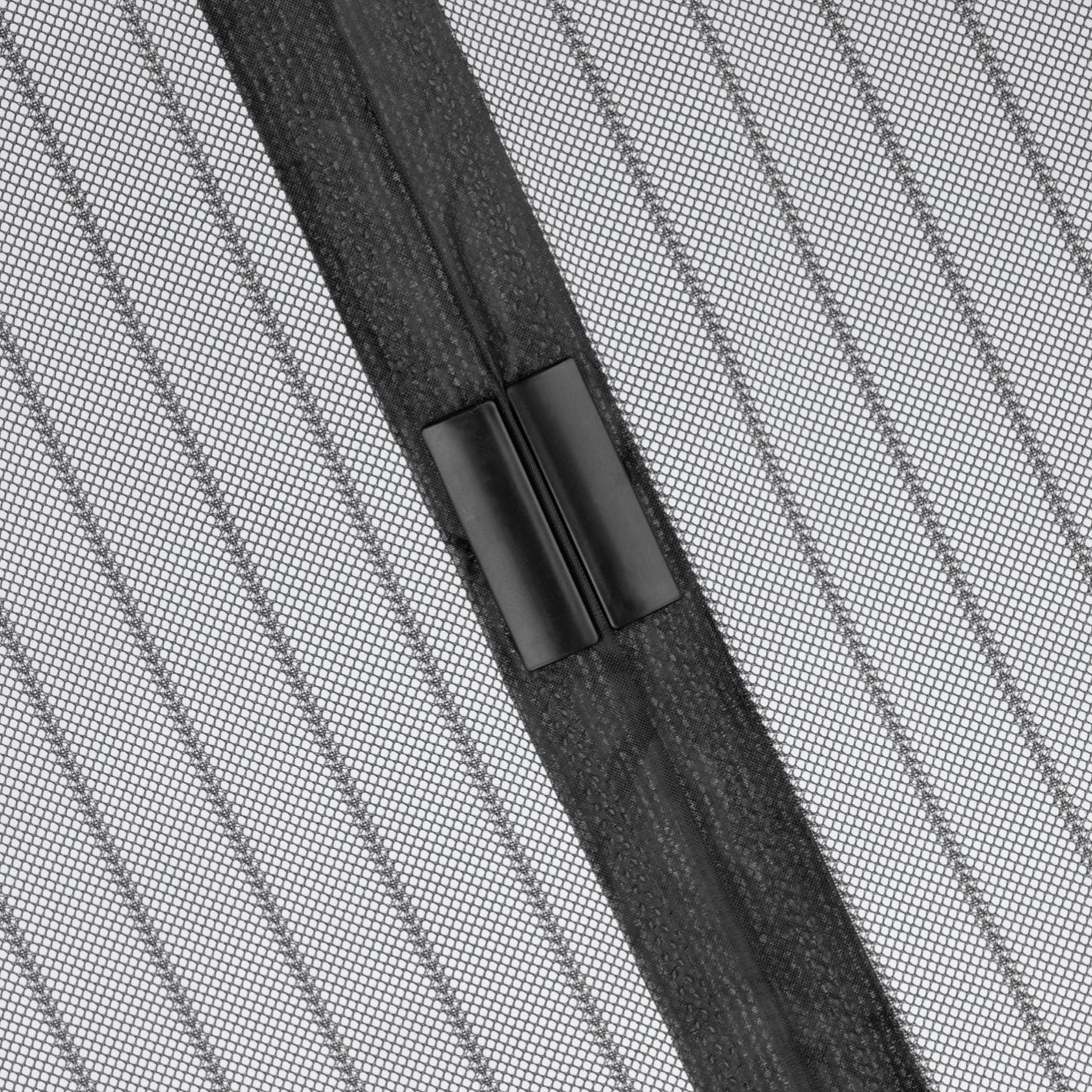 Tür-Insektenschutz 100 x 210 cm mit Magnetverschluss und anthrazitfarbenem, luftdurchlässigem, halbtransparentem Material.