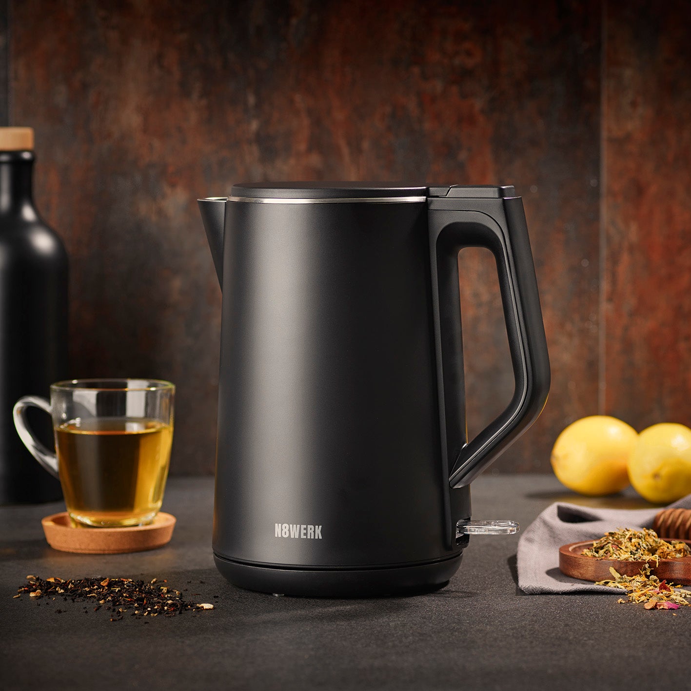 Wasserkocher in der Midnight Edition, 1,5 Liter, 2200W, kabellos, 360° drehbar, Cool-Touch-Außengehäuse, elegantes Design.