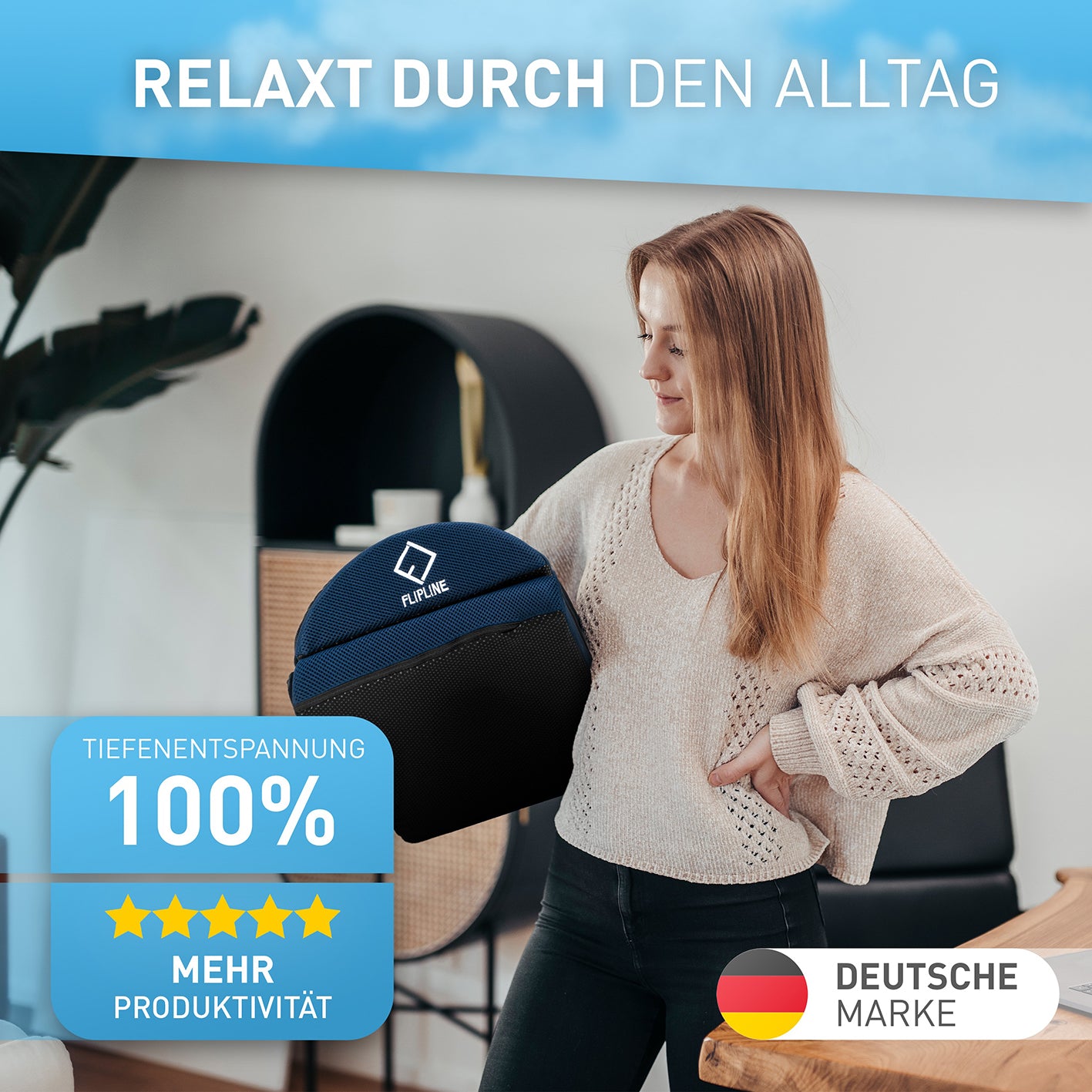 Frau hält Schreibtisch-Fußstütze Mesh - Blau mit ergonomischem Design für mehr Komfort und Entspannung im Büro und Zuhause.