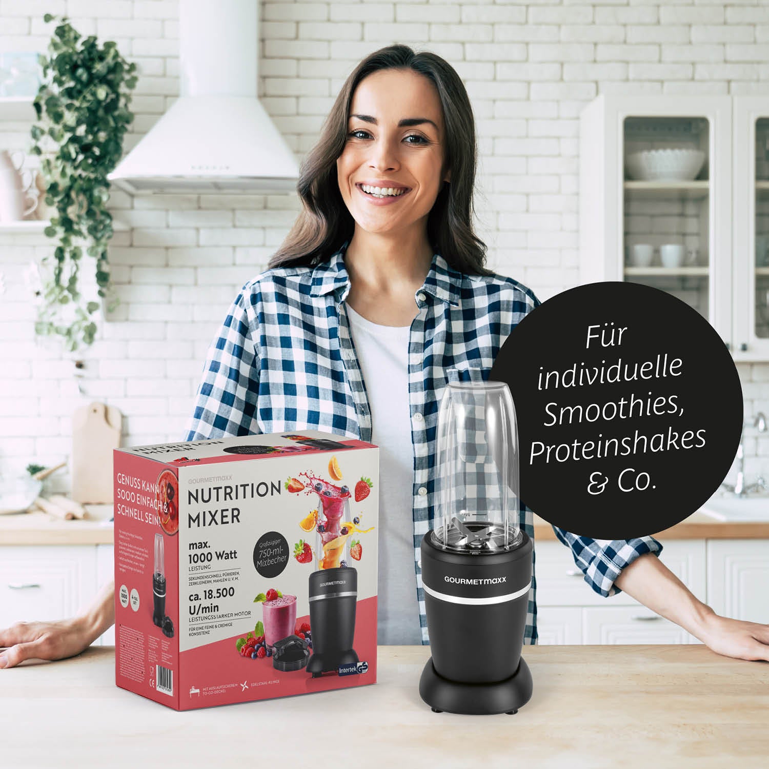 Frau mit Nutrition Mixer, 1000 Watt Mixer für Smoothies, Proteinshakes, kompakt und leistungsstark für schnelle Zubereitung.
