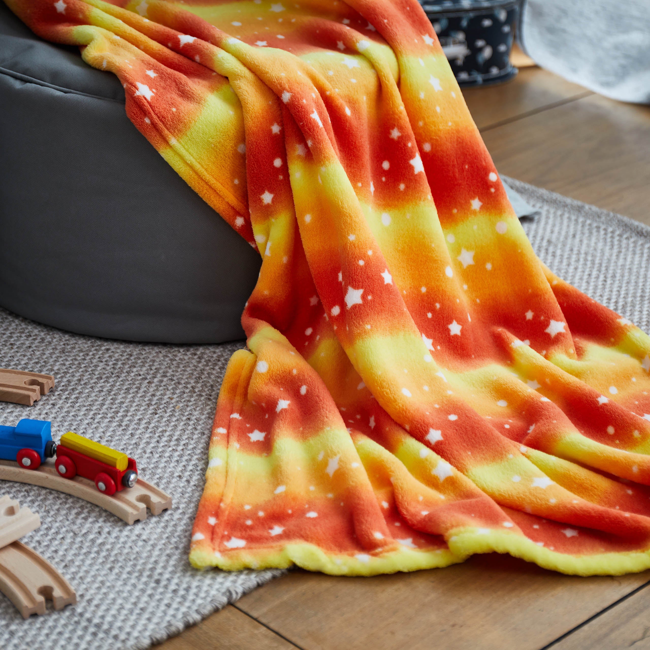 Kuscheldecke für Kinder - 100 x 150 cm - Orange Star aus weichem Coral-Fleece mit buntem Sternenmuster, perfekt zum Kuscheln und Spielen.