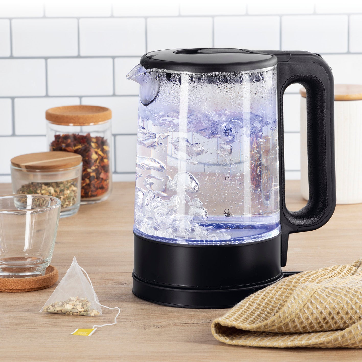 Glas-Wasserkocher LED - 1,7l - schwarz matt mit Wasserstandsanzeige, blauem LED-Effekt, mattem Design und 360° drehbarem Sockel.