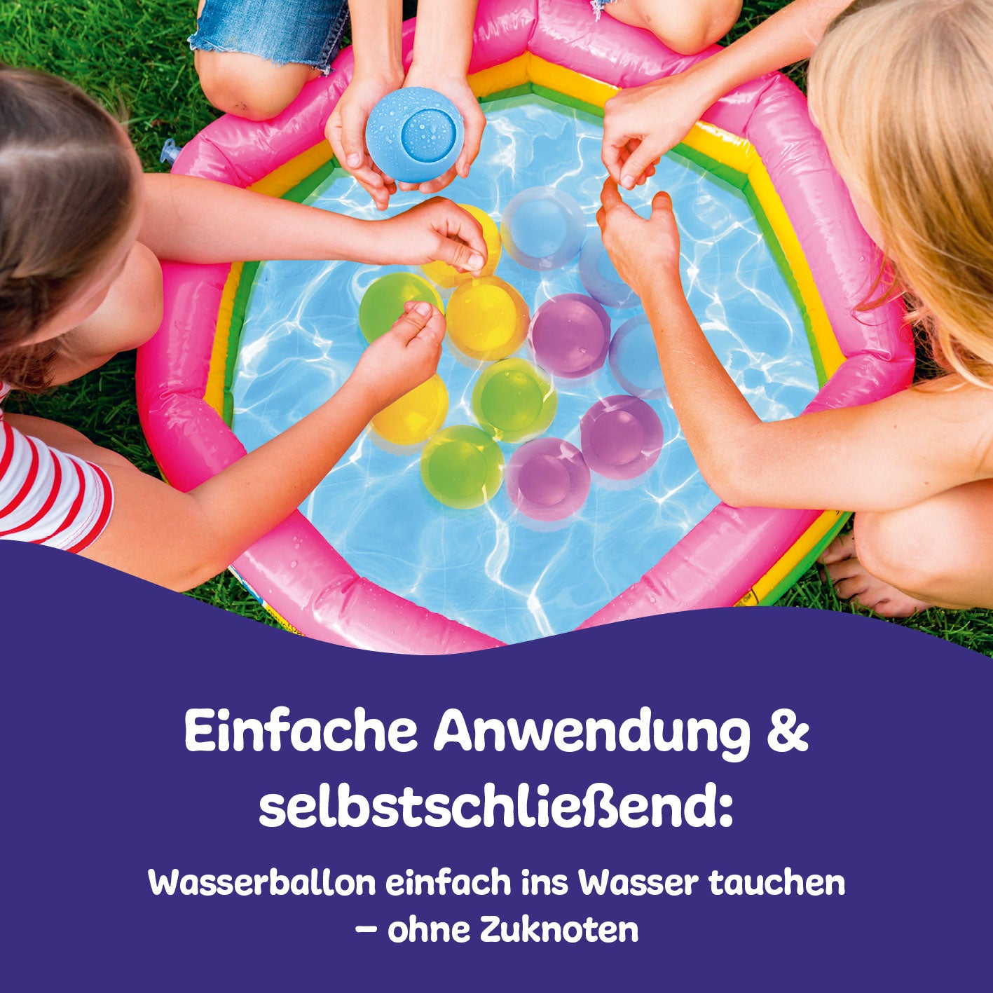 Kinder spielen mit bunten wiederverwendbaren Wasserbomben - 24 Stück in einem kleinen Planschbecken bei Sonnenschein.