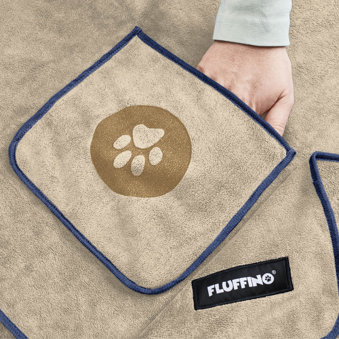 Hundehandtuch Mikrofaser – 4er-Pack - Beige & Blau, saugfähig, schnell trocknend, mit FLUFFINO Logo und Pfotenmotiv.