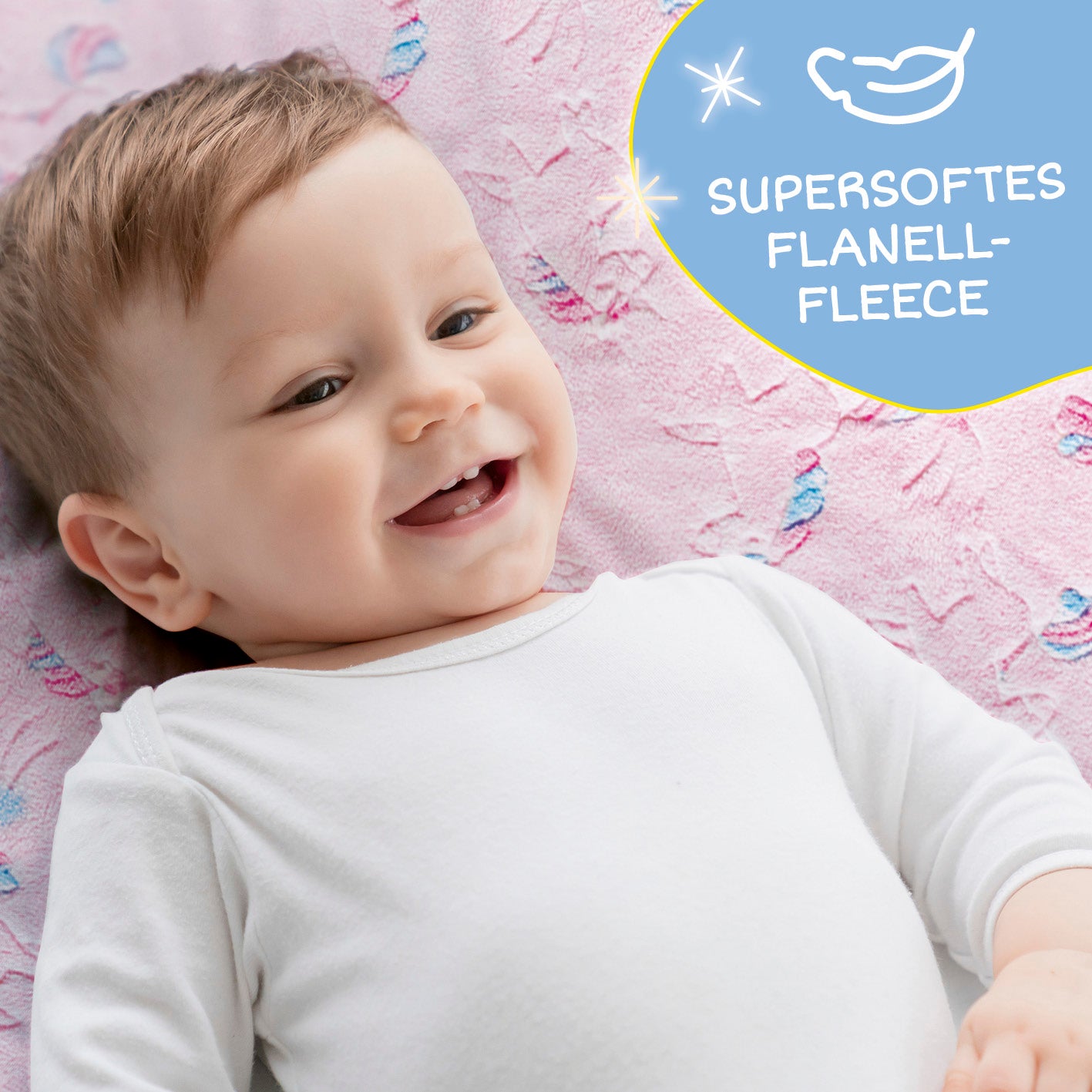 Baby liegt glücklich auf dem Verwandlungskissen Glow in the dark - Kuschelkissen & Kuscheldecke - Einhorn aus flauschigem Flanellfleece.