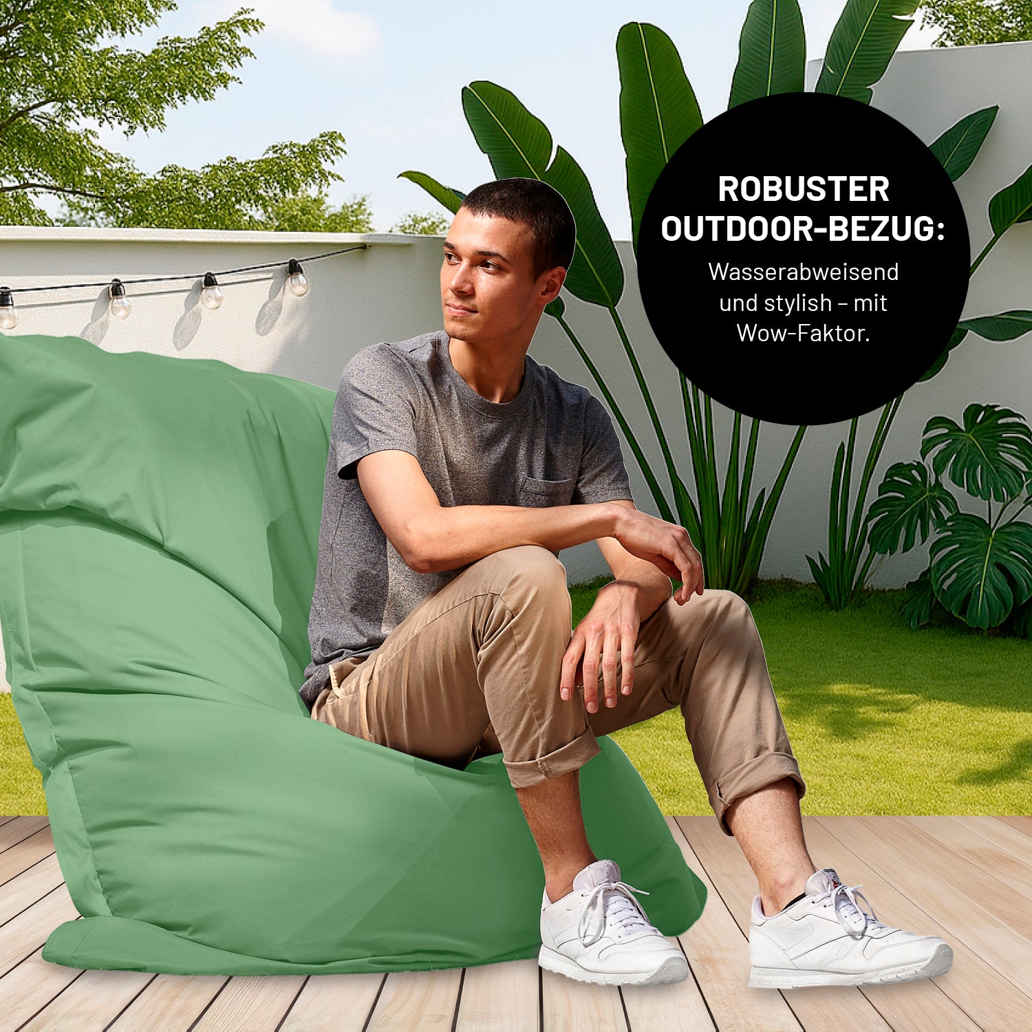 Sitzsack Classic XXL All-in-One Set - 380 L - 140 x 180 cm - Pastellgrün mit robustem, wasserabweisendem Outdoor-Bezug auf Terrasse.