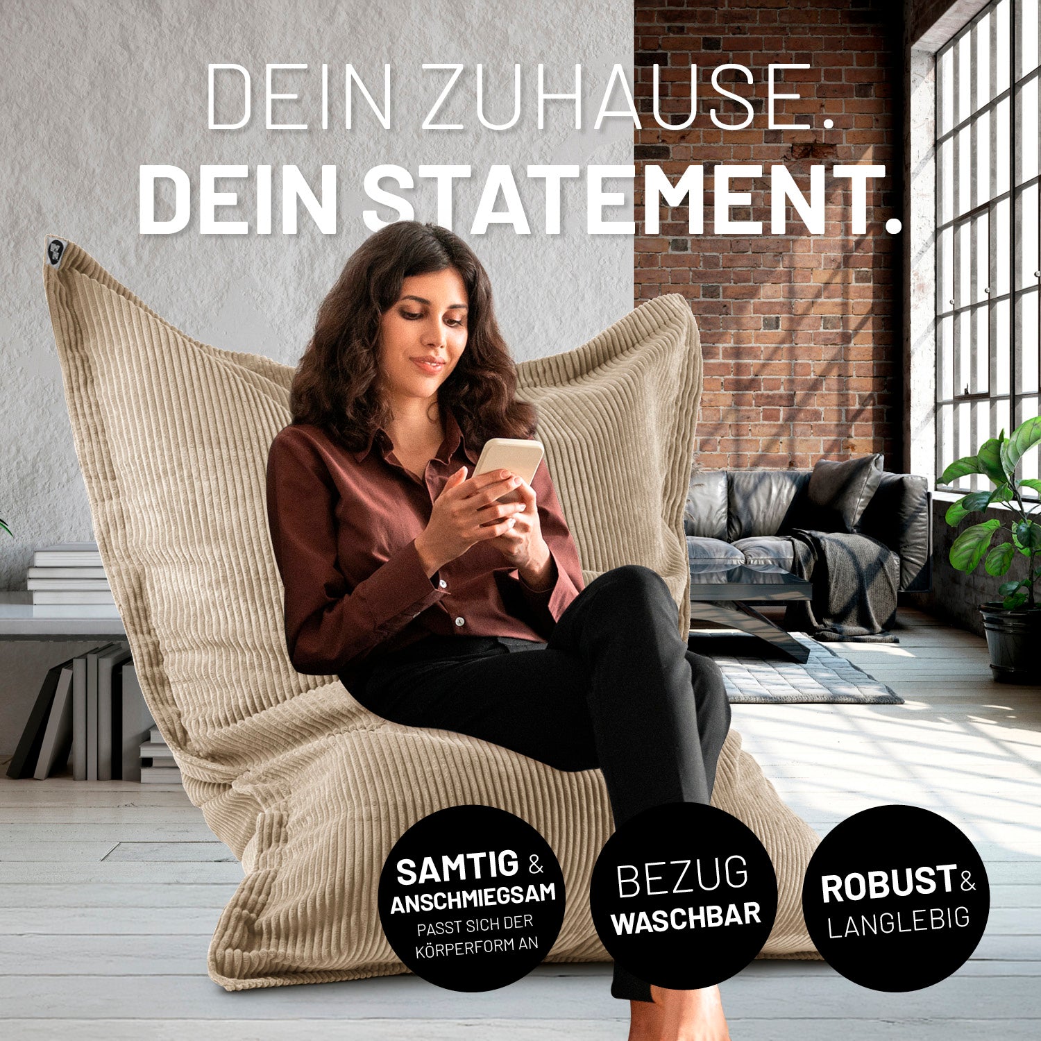 Frau sitzt entspannt auf Sitzsack Classic XXL aus der LUMALAND Cord-Reihe - 380 L - 140 x 180 cm - Beige in modernem Wohnzimmer.