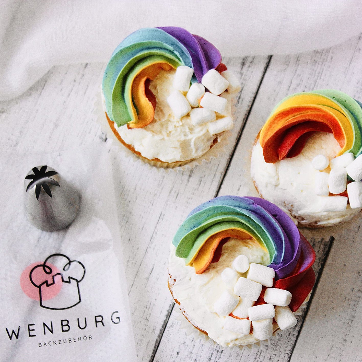 Einwegspritzbeutel-Set - 100 Stck. mit WENBURG Spritztülle, ideal zum Verzieren von Cupcakes mit buntem Zuckerguss und Marshmallows.