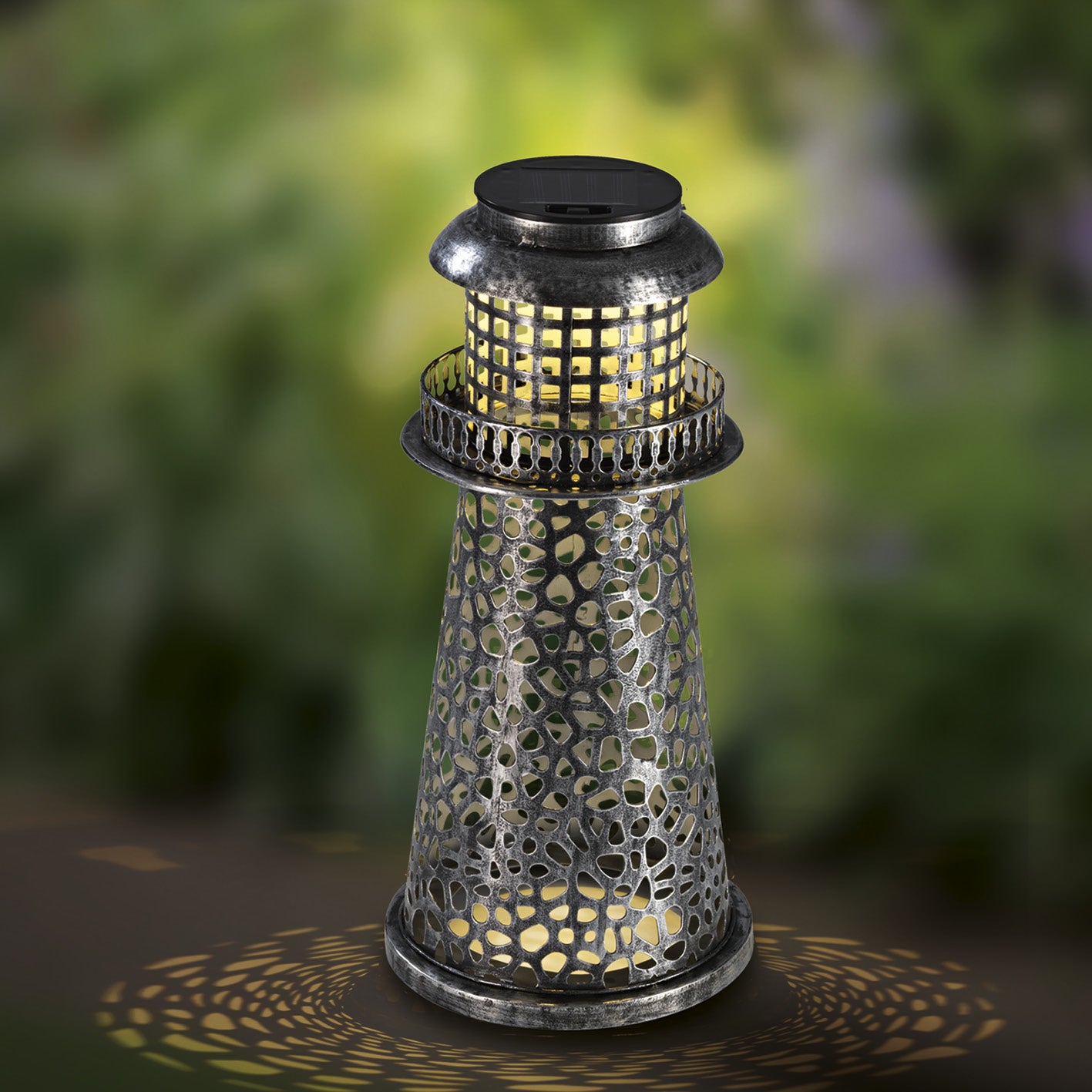 Solar-Leuchte Leuchtturm - silber, dekorativer perforierter Metall-Leuchtturm mit solarbetriebenem LED-Licht für Garten und Terrasse.