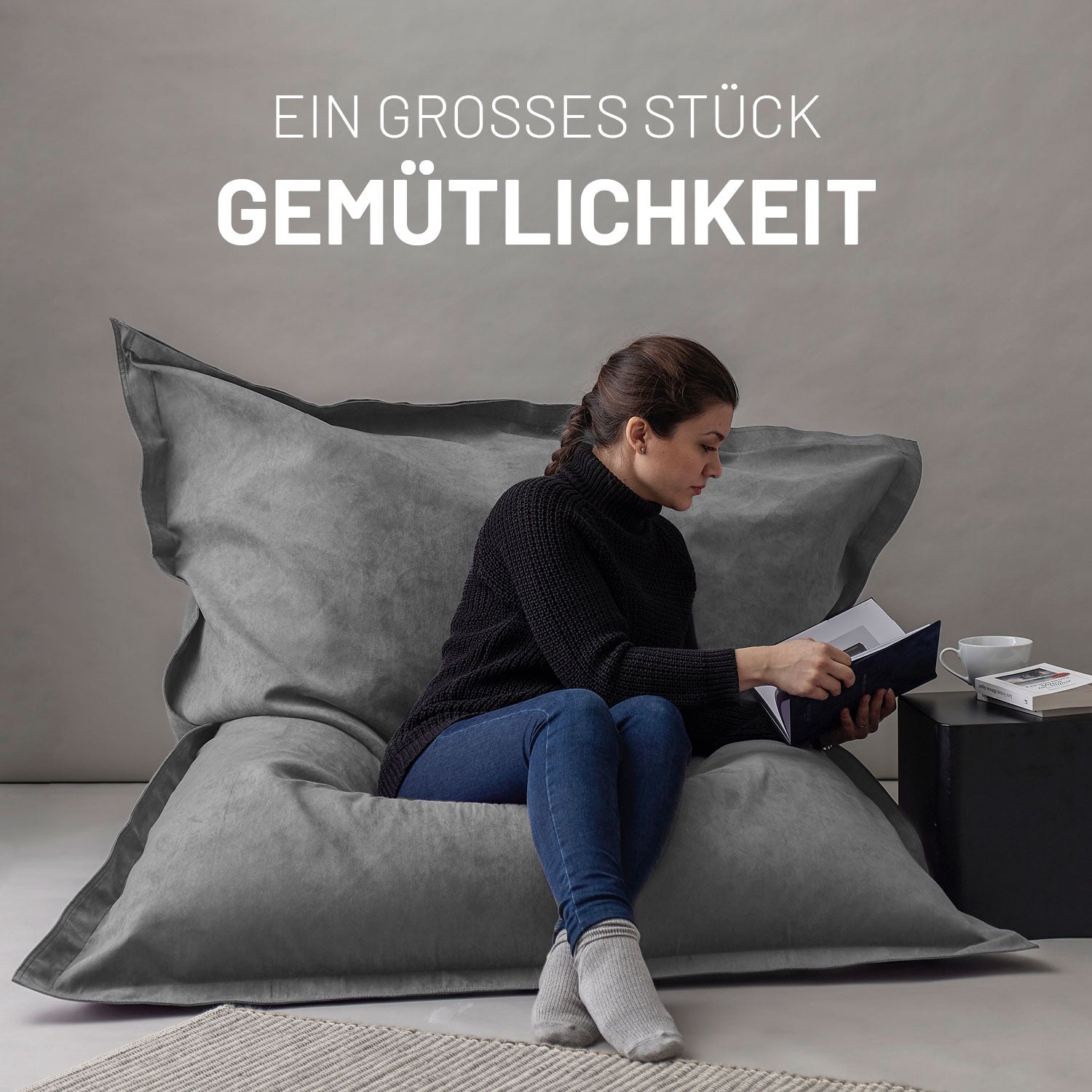 XXL Microvelours Sitzsack (380 L) in Grau mit komfortablem Design für indoor, ideal zum Lesen und Entspannen zu Hause.