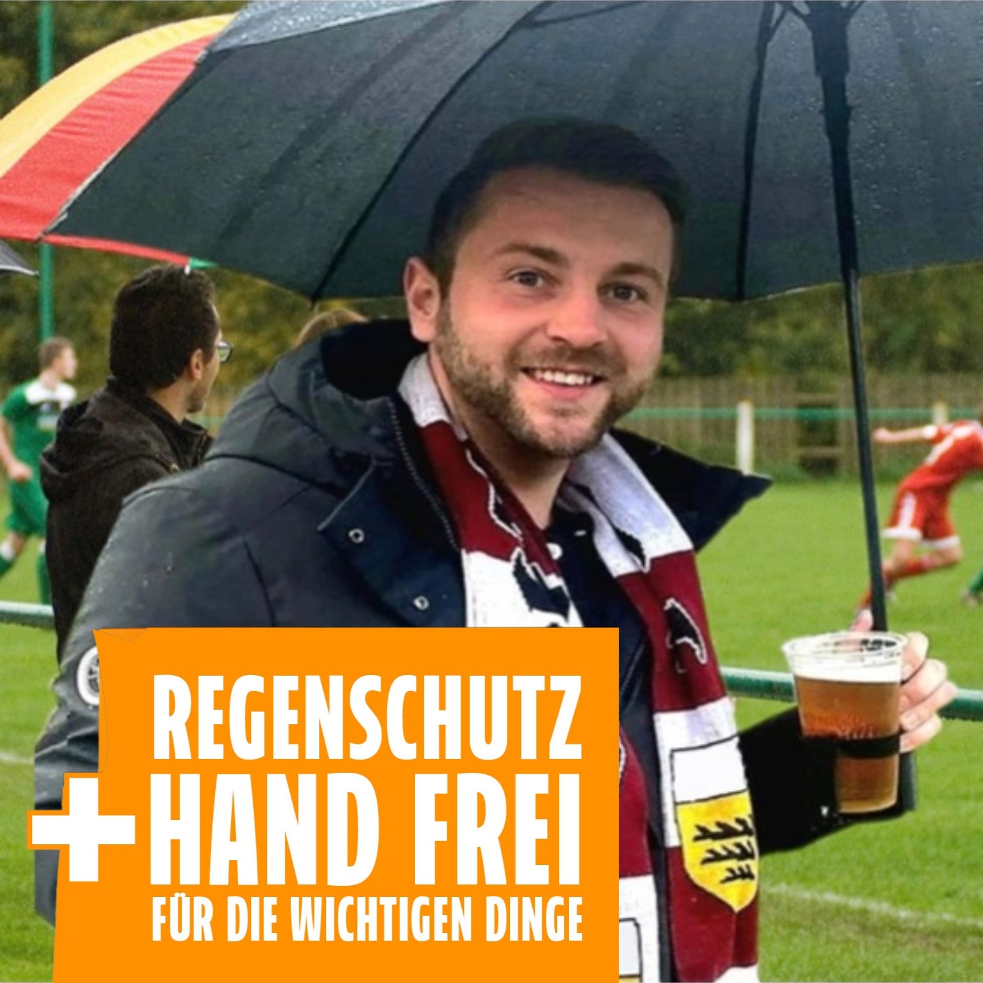 Mann hält Bierglas unter Regenschirm mit Getränkehalter - 2er-Set, schützt vor Regen und hält eine Hand frei beim Fußball schauen.
