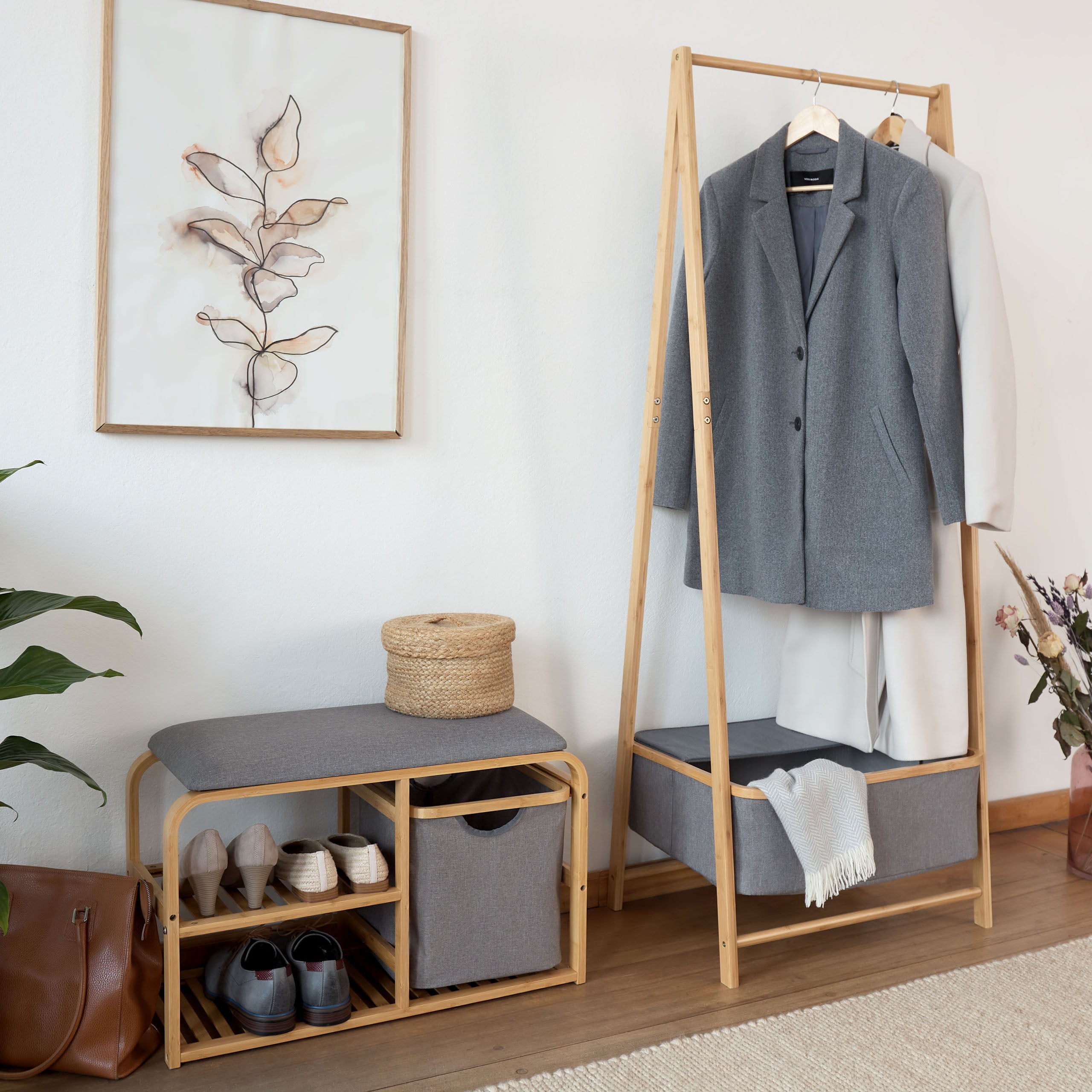 Kleiderständer aus Bambus - 159 x 60 x 45 cm in Beige, stabil mit Ablagefach, ideal für Jacken, Schuhe und Accessoires von Lumaland.