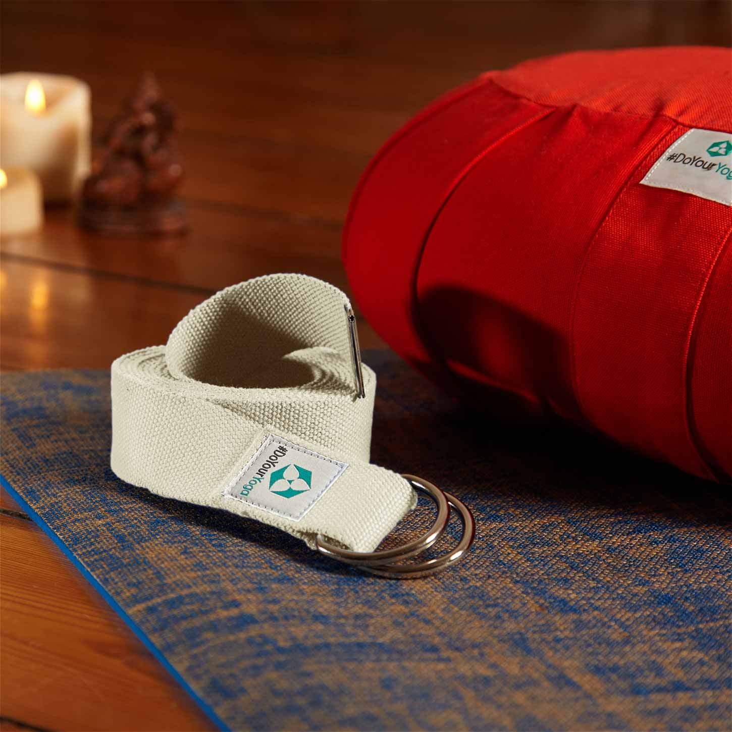 Yogagurt Madira - 100% Baumwolle - 250 x 3,8 cm - Beige auf Yogamatte für erleichterte Yoga-Dehnungen und verbesserte Flexibilität.