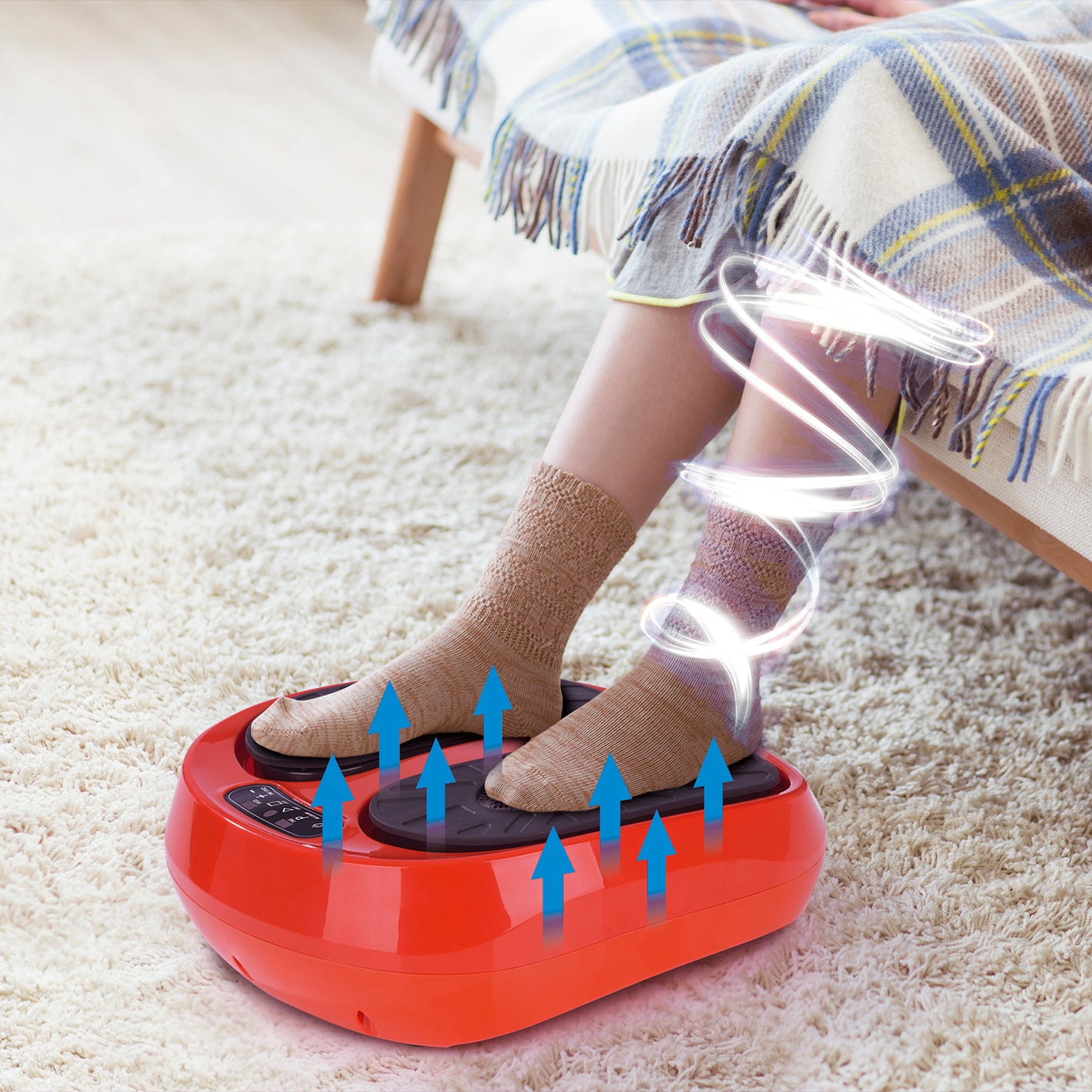 Vibrationsgerät Training & Massage zur Durchblutungsförderung mit Vibration, Shiatsu-Massage und Fernbedienung im Wohnzimmer im Einsatz.
