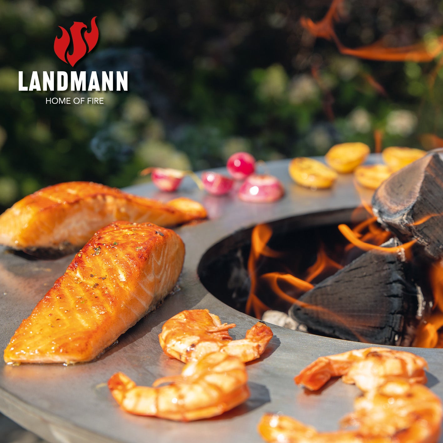 Feuerschale aus Cortenstahl mit Standfuß - 60 cm mit Plancha-Grill, Grillrost und Lagerfeuer-Design von Landmann.