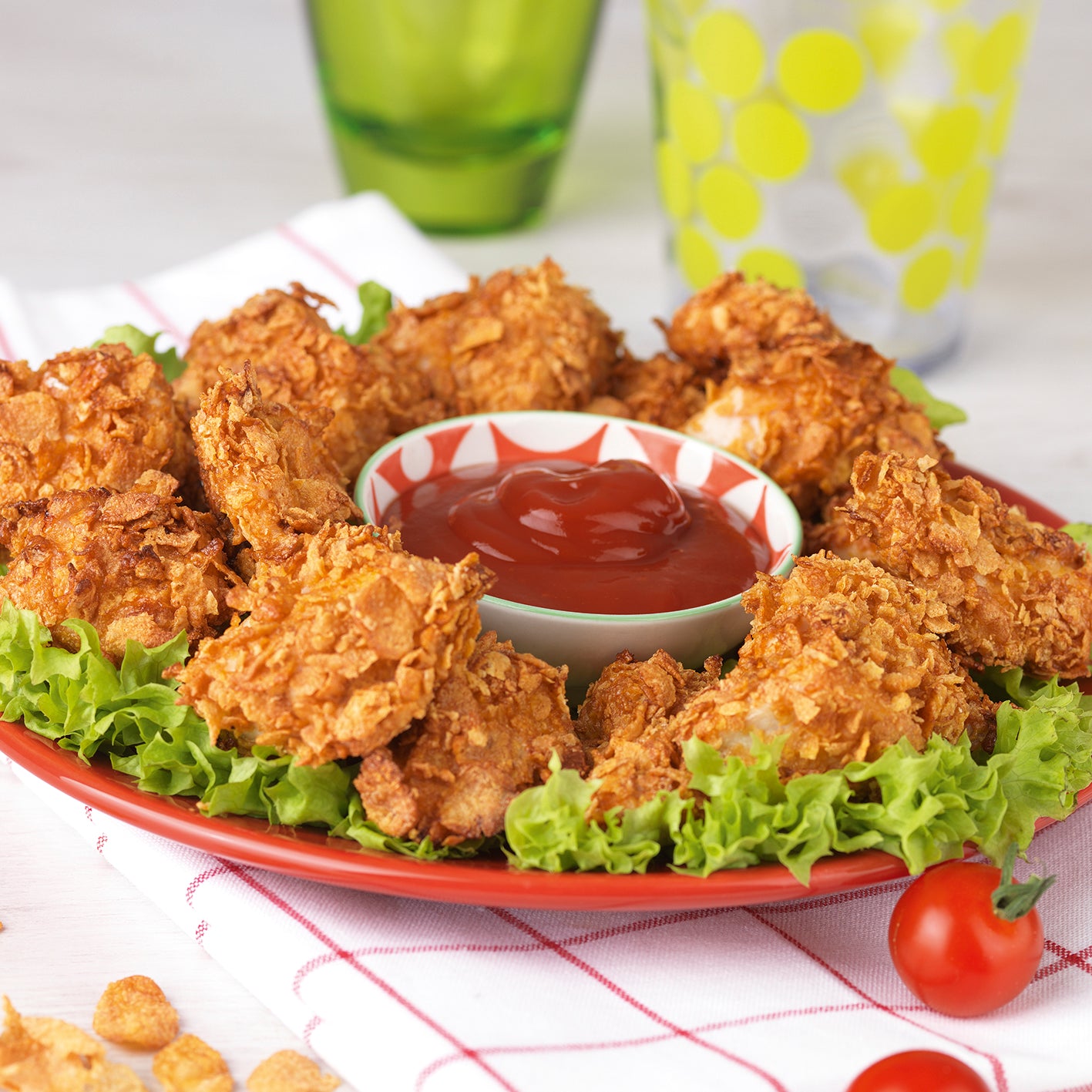 Rezeptbuch inkl. Messbecher-Set - Band 4 - Kleine Gerichte ganz groß! zeigt knuspriges Fingerfood mit Dip auf Teller angerichtet.