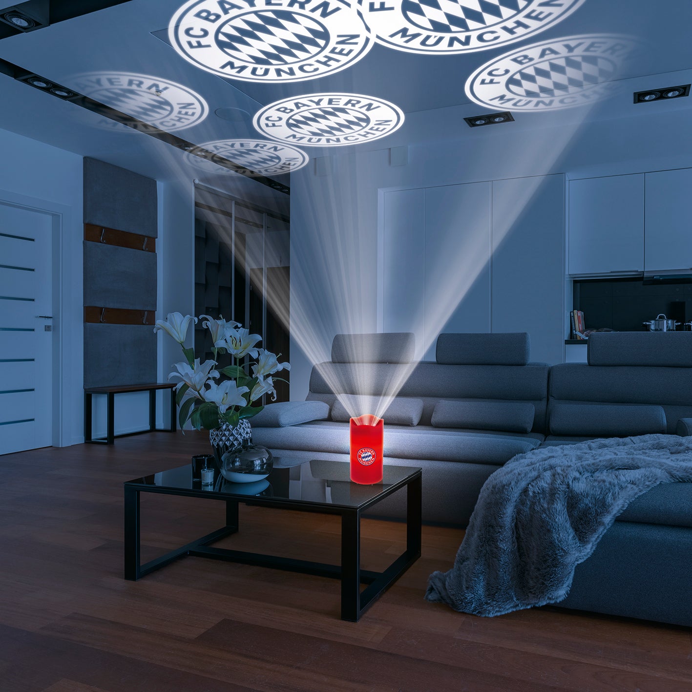 LED-Echtwachskerze mit rotierender FC Bayern Logo-Projektion, drei Geschwindigkeitsstufen und Timer für stimmungsvolle Beleuchtung.