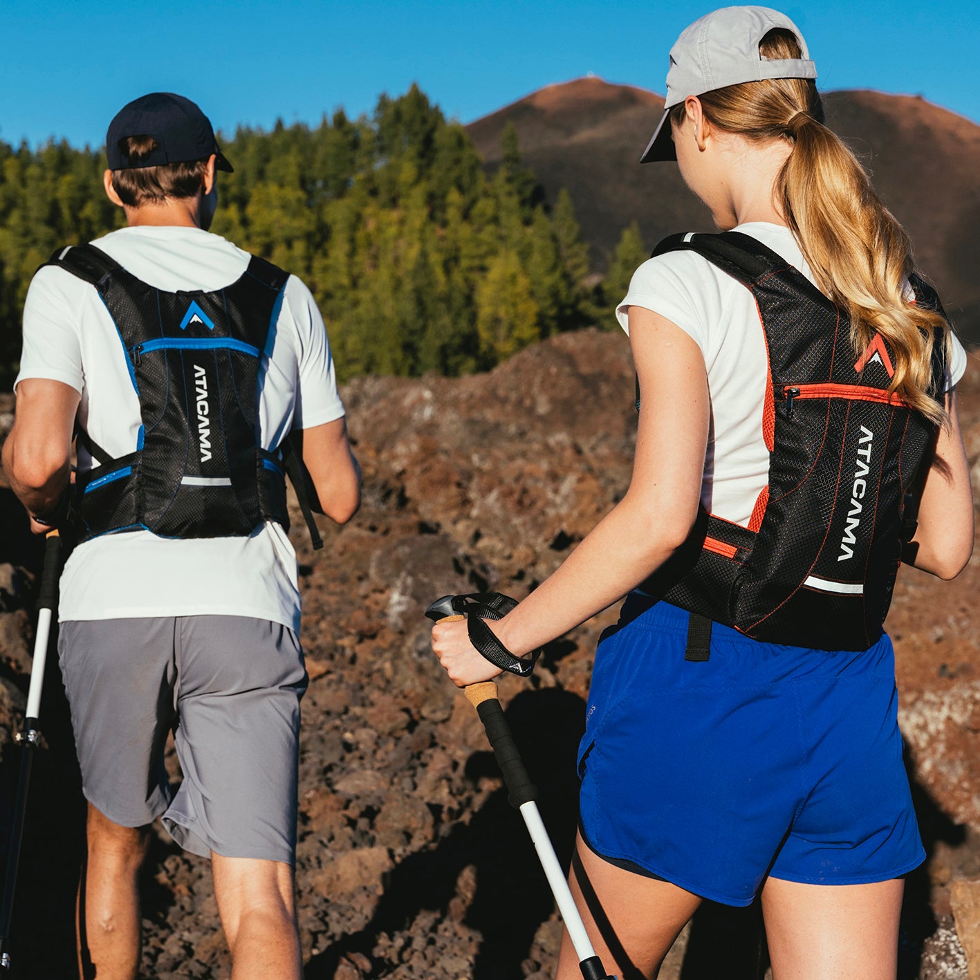 Zwei Wanderer tragen Trinkrucksack - inkl. Trinkblase 2L mit leichter Polsterung und auslaufsicherem System beim Wandern.