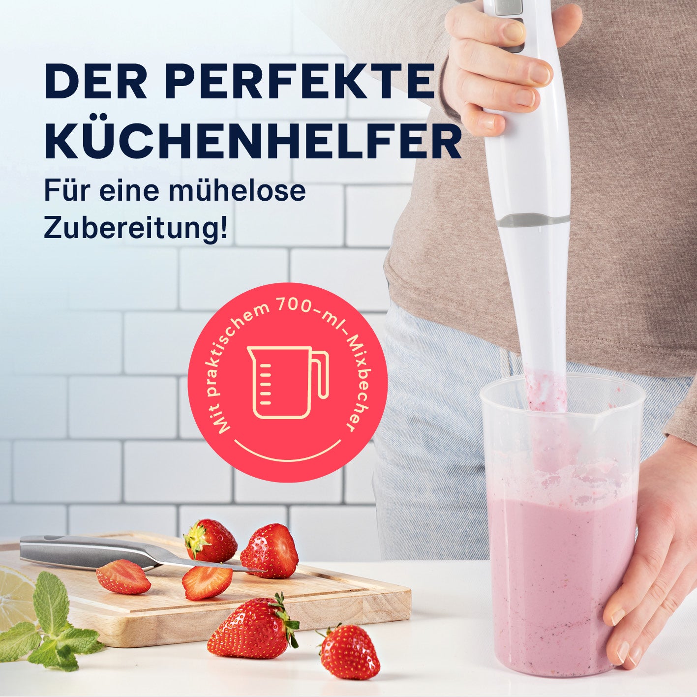 Stabmixer mit Messbecher - weiß/grau beim Pürieren von Erdbeeren im 700-ml-Mixbecher für einfache Zubereitung.