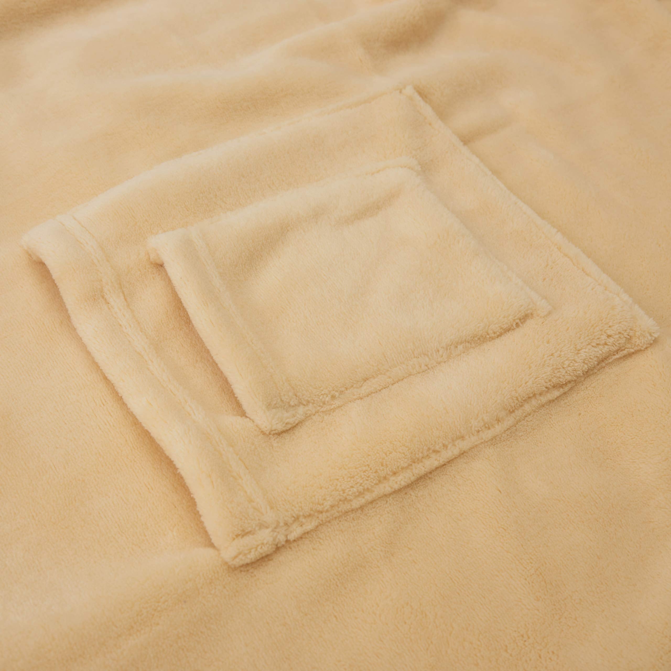 Kuscheldecke mit Ärmeln + Fußtasche - 150 x 180 + 35 cm in Beige aus weichem, flauschigem Coral Fleece mit integrierter Tasche.