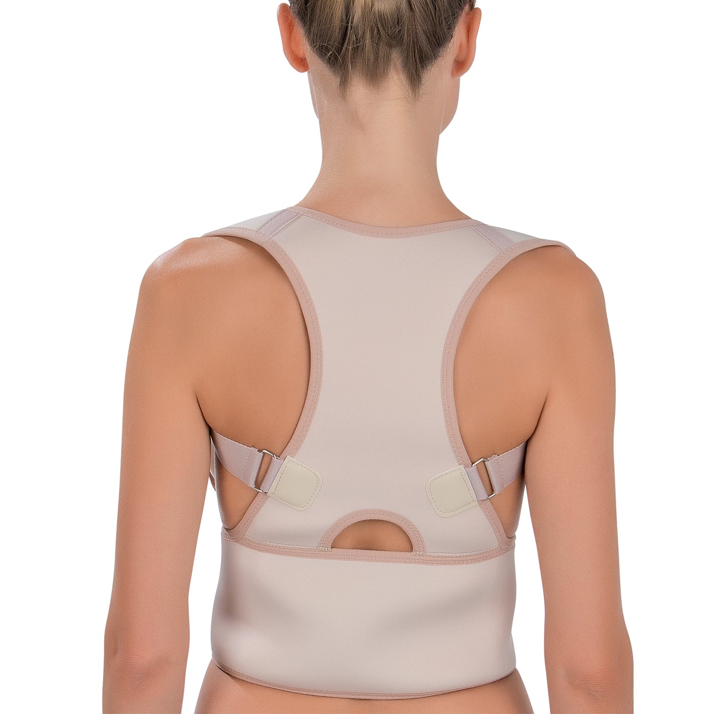 Frau trägt Rückenkorrektor - L/XL - creme zur Unterstützung der Haltung mit verstellbaren Trägern und flexiblem, bequemem Material.