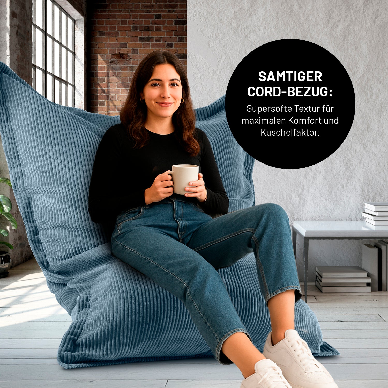 Frau sitzt entspannt auf dem Sitzsack Classic XXL All-in-One Set - 380 L - 140 x 180 cm - Navyblau mit weichem Cord-Bezug.