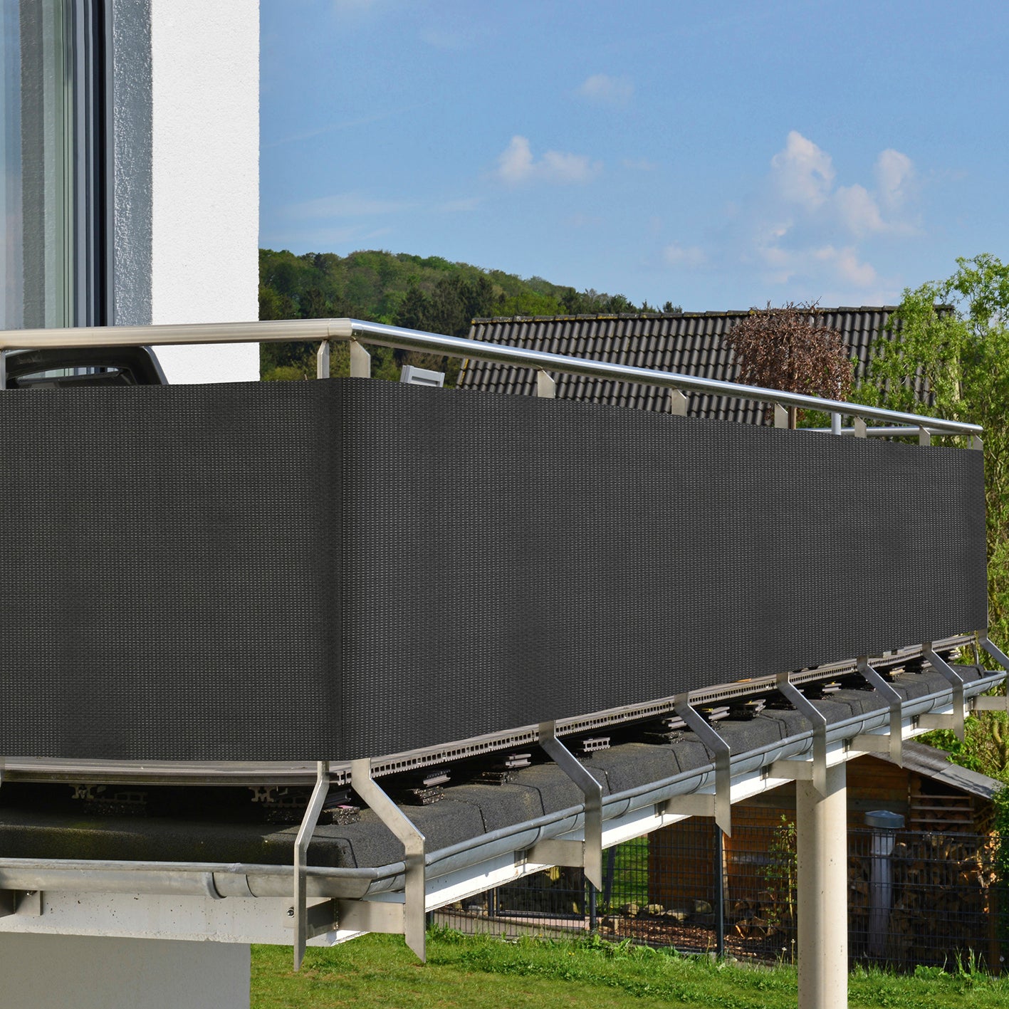 Polyrattan Sicht- und Windschutz in Anthrazit als blickdichte, wetterfeste Balkonverkleidung, einfach mit Kabelbindern befestigt.