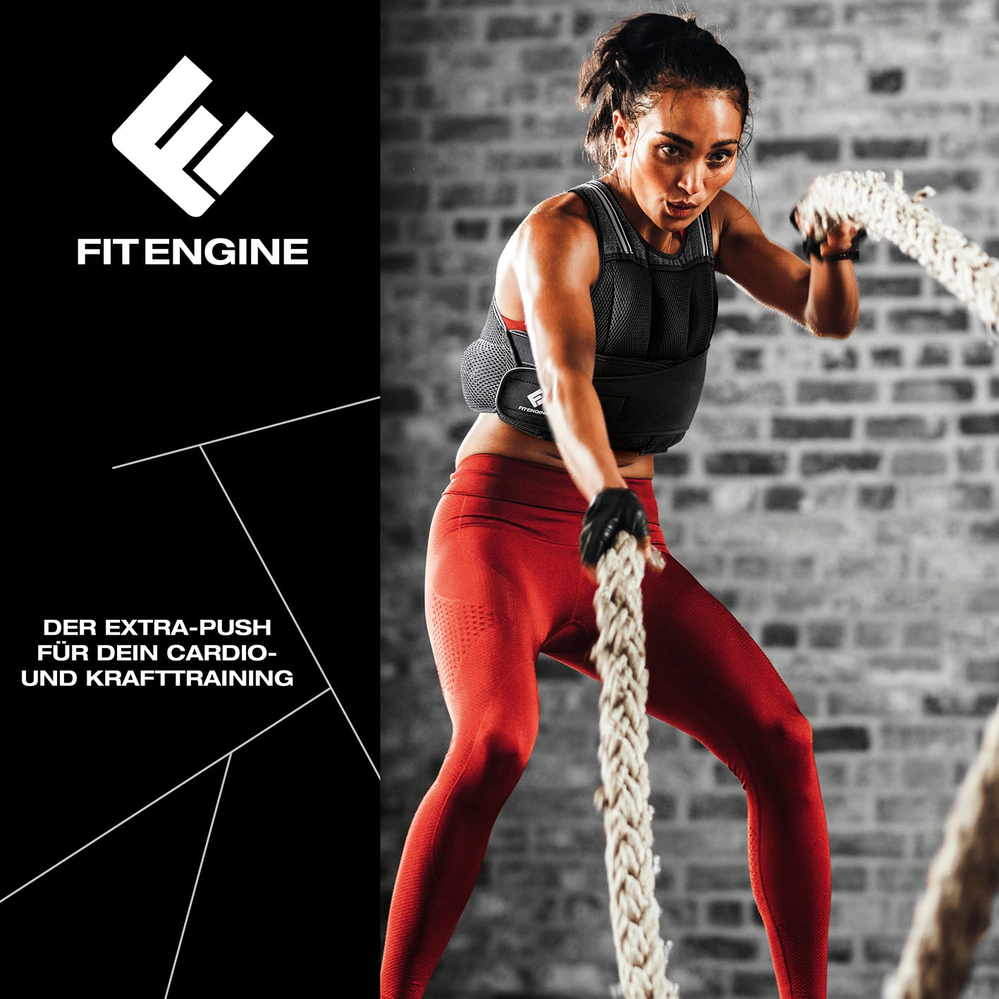 Frau trainiert mit Fitengine Gewichtsweste - 10 kg beim Seilziehen für intensives Cardio- und Krafttraining.