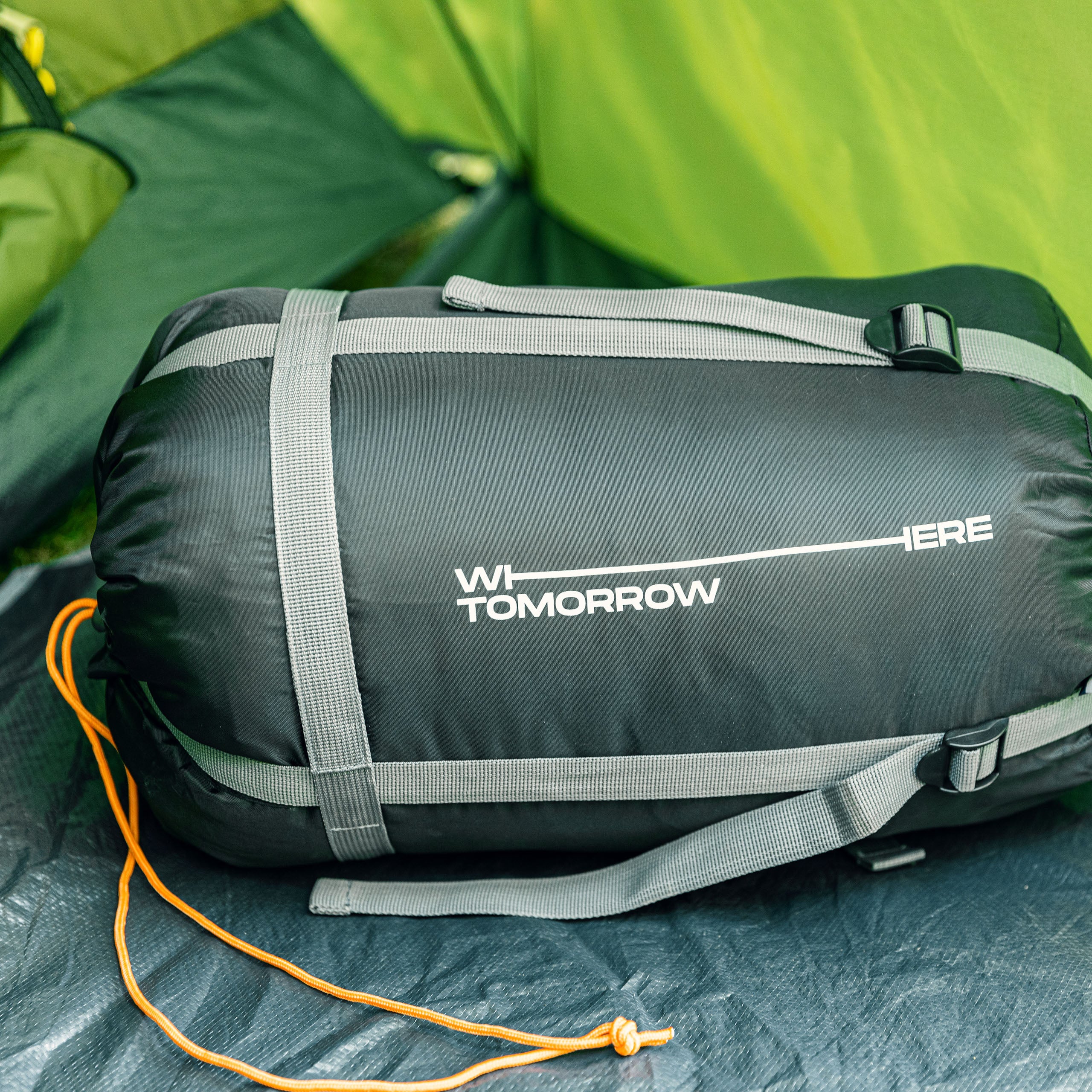 Doppelschlafsack mit Tragetasche - 2-Personen Schlafsack 190x150 cm, wasserabweisend und für Outdoor-Camping geeignet, schwarz-orange.