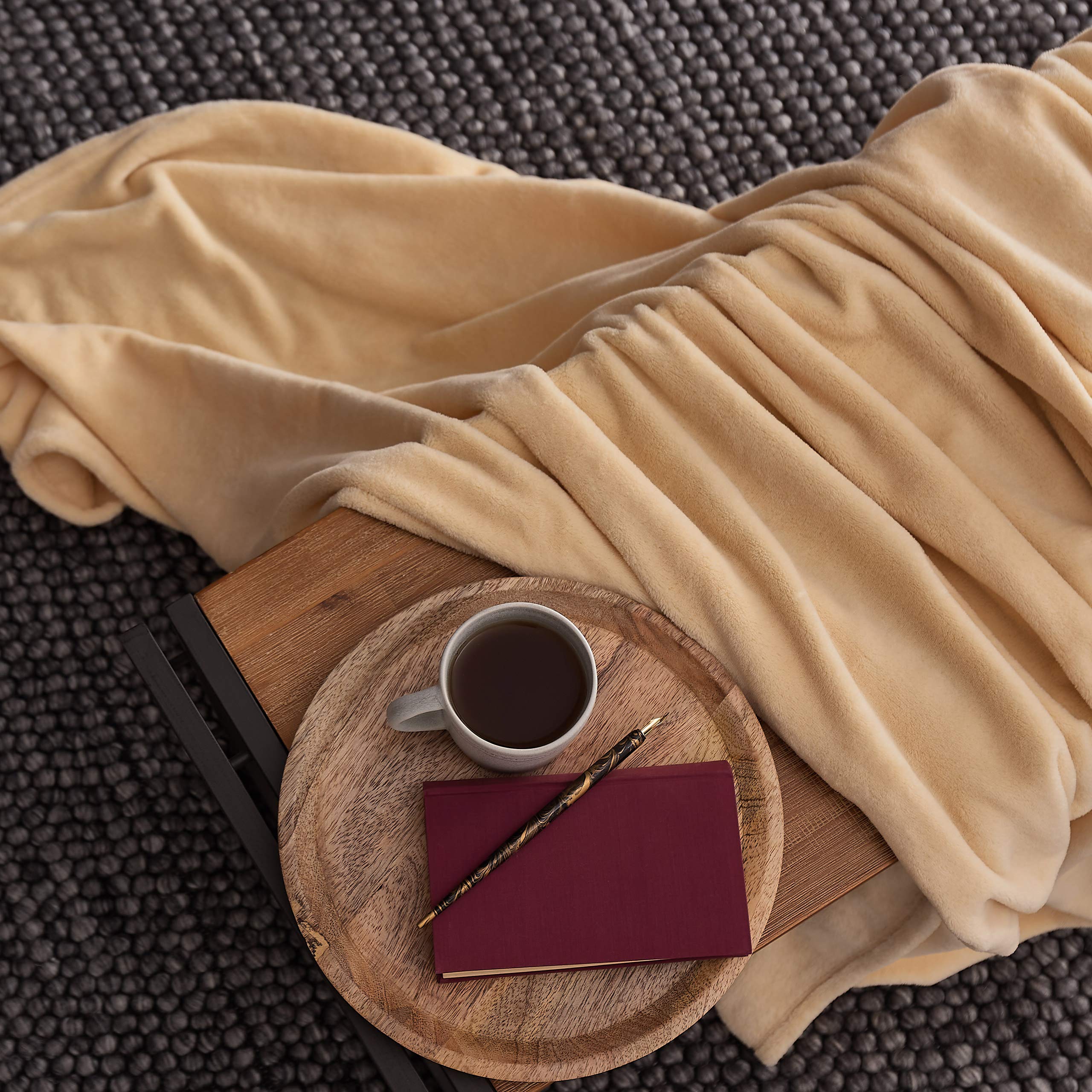 Kuscheldecke - 150x200 cm - Sofadecke & Tagesdecke - Beige aus weichem Coral-Fleece, perfekt für Sofa oder Balkon.