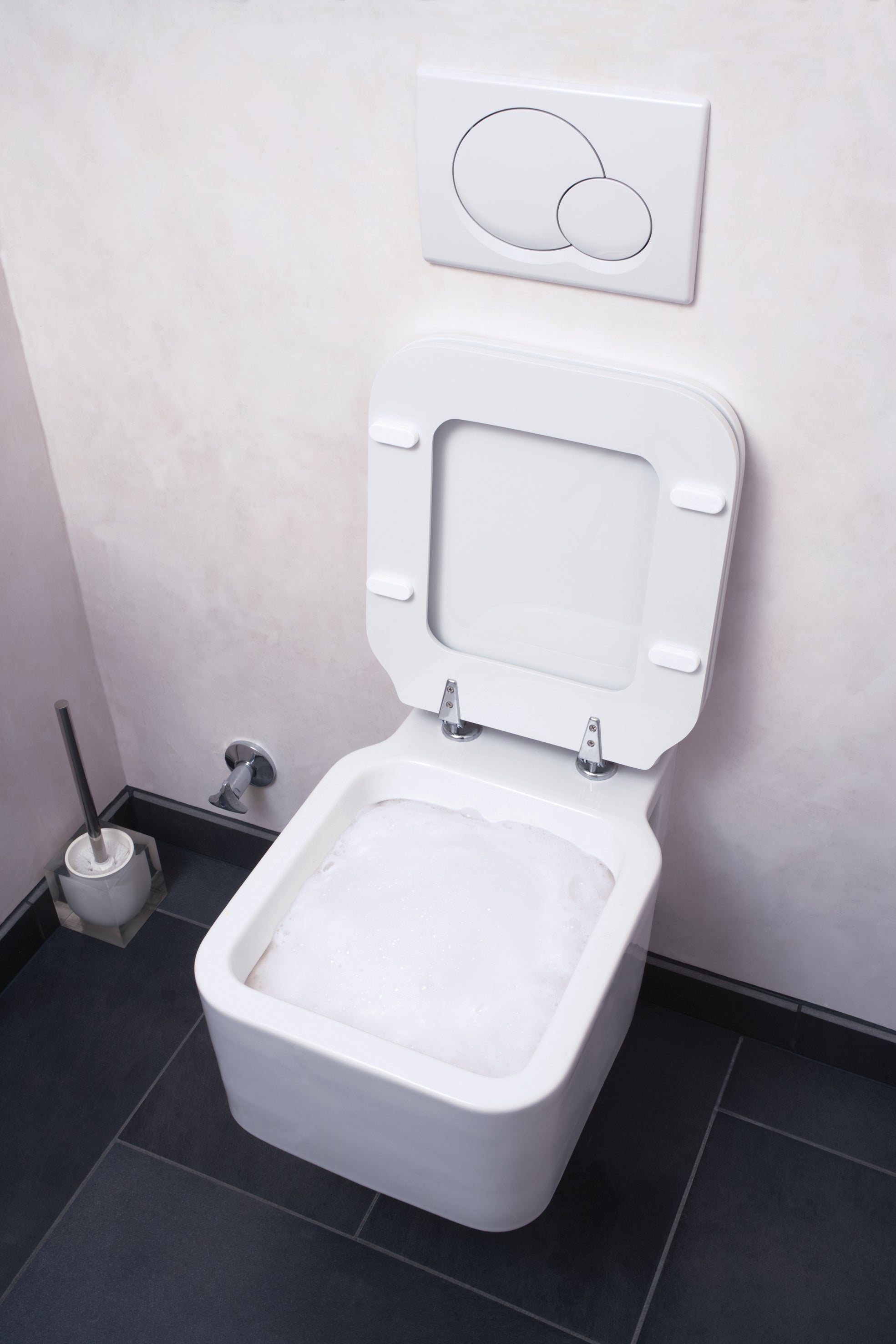 WC Intensiv-Schaum reinigt selbstreinigend Toilette und Urinal bis unter den Rand mit kraftvollem, wasseraktivem Schaum.