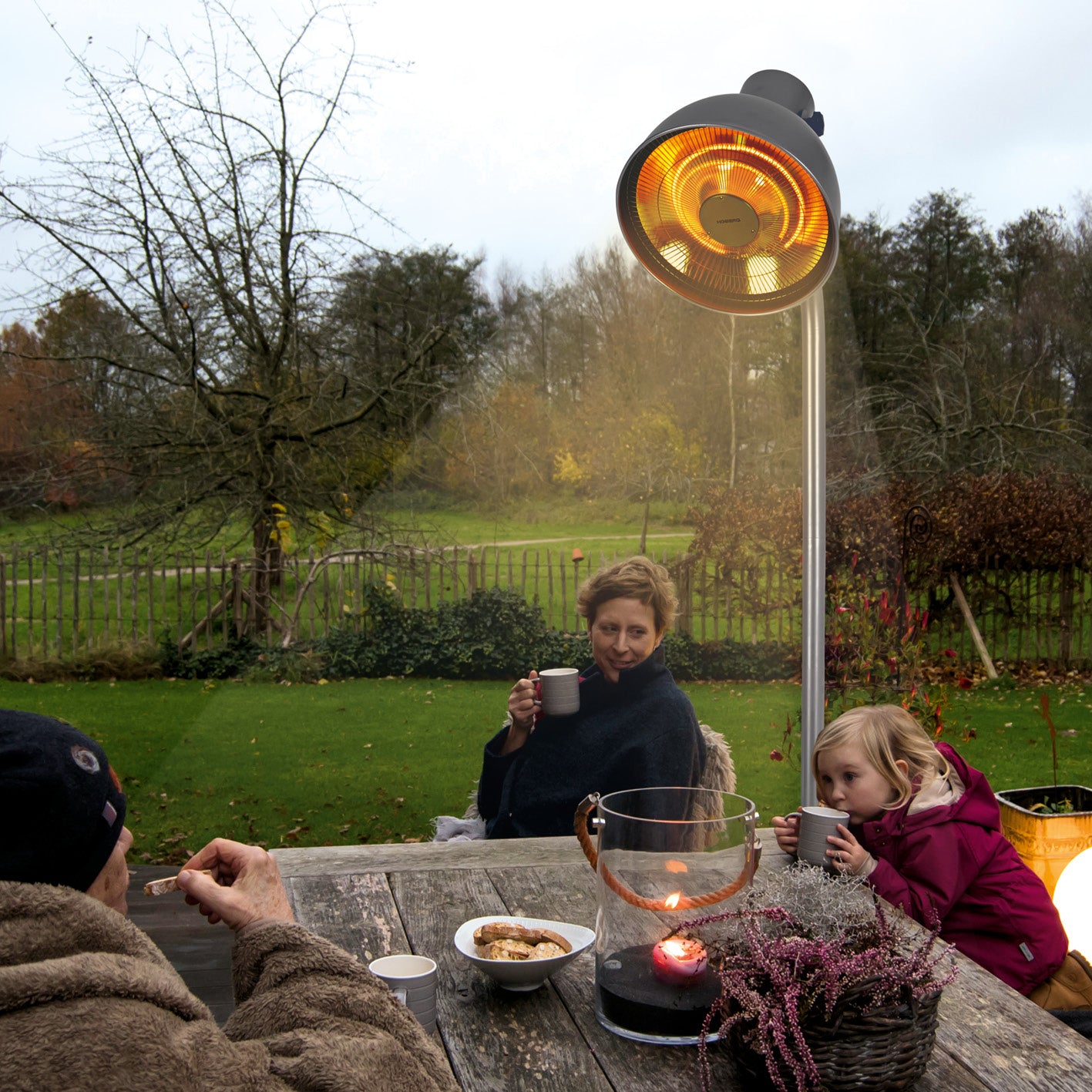Infrarot-Heizstrahler mit Standfuß im Garten, Carbon-Infrarot, 3 Heizstufen, Fernbedienung, variabel verstellbar, warm und geruchlos.