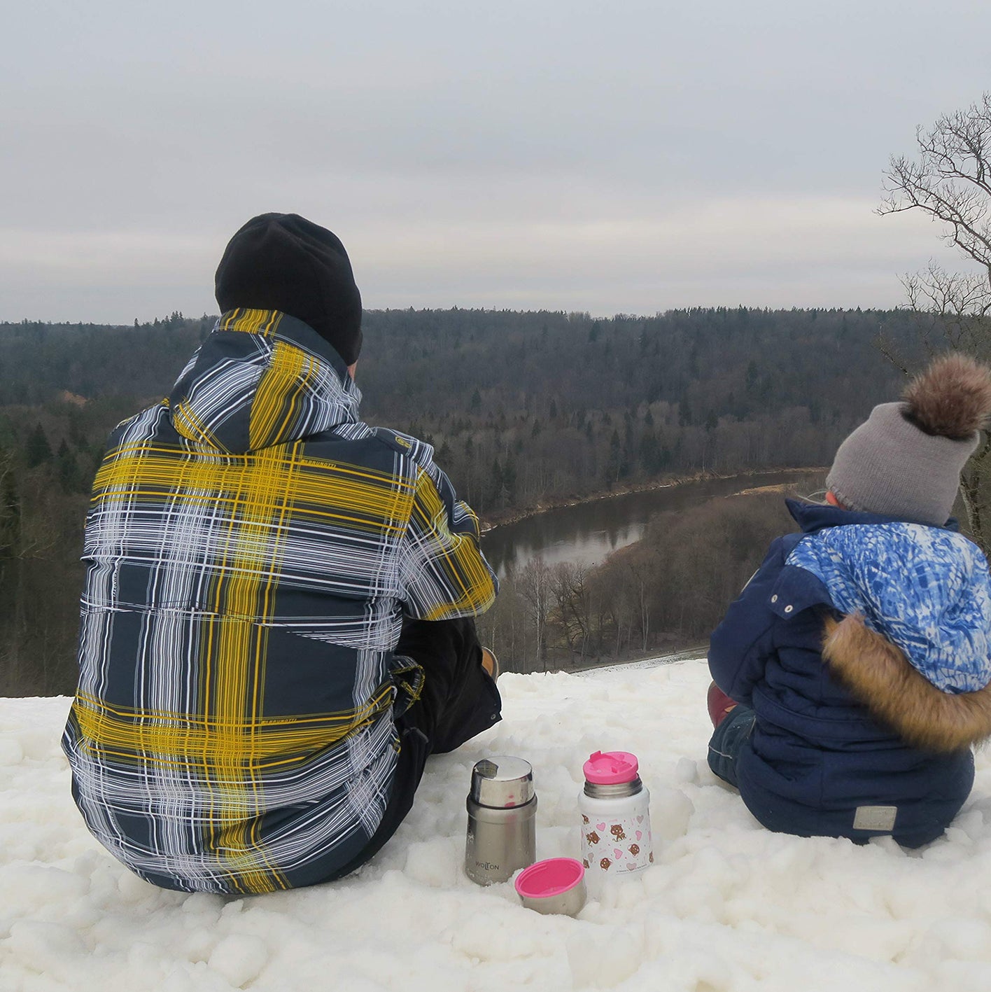 Thermobehälter - 450 ml - Edelstahl - Grau mit Doppelwandisolierung hält Getränke lange warm oder kalt im winterlichen Outdoor-Setting.