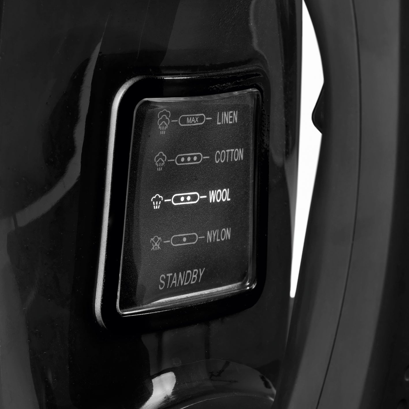 Dampfbügeleisen Midnight Black Edition mit 4 Programmen für alle Stoffe und LCD-Anzeige zur präzisen Dampfeinstellung.