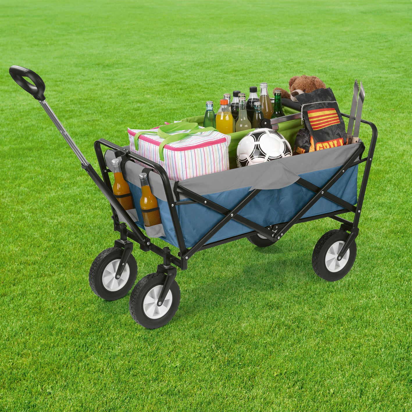 Bollerwagen faltbar - blau/grau mit stabilem Stahlrahmen, wetterfestem Bezug und 360° drehbaren Rädern, beladen mit Getränken und Spielzeug.