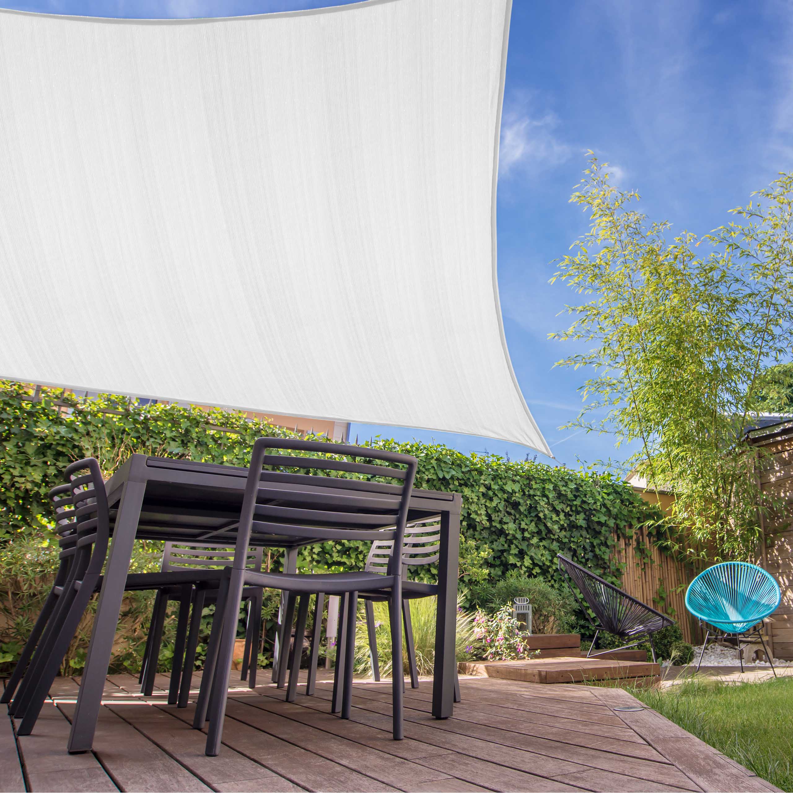 Sonnensegel 100% HDPE mit Stabilisator für UV-Schutz - Rechteck 3 x 4 Meter - Weiß über Gartentisch auf Terrasse bei Sonnenschein