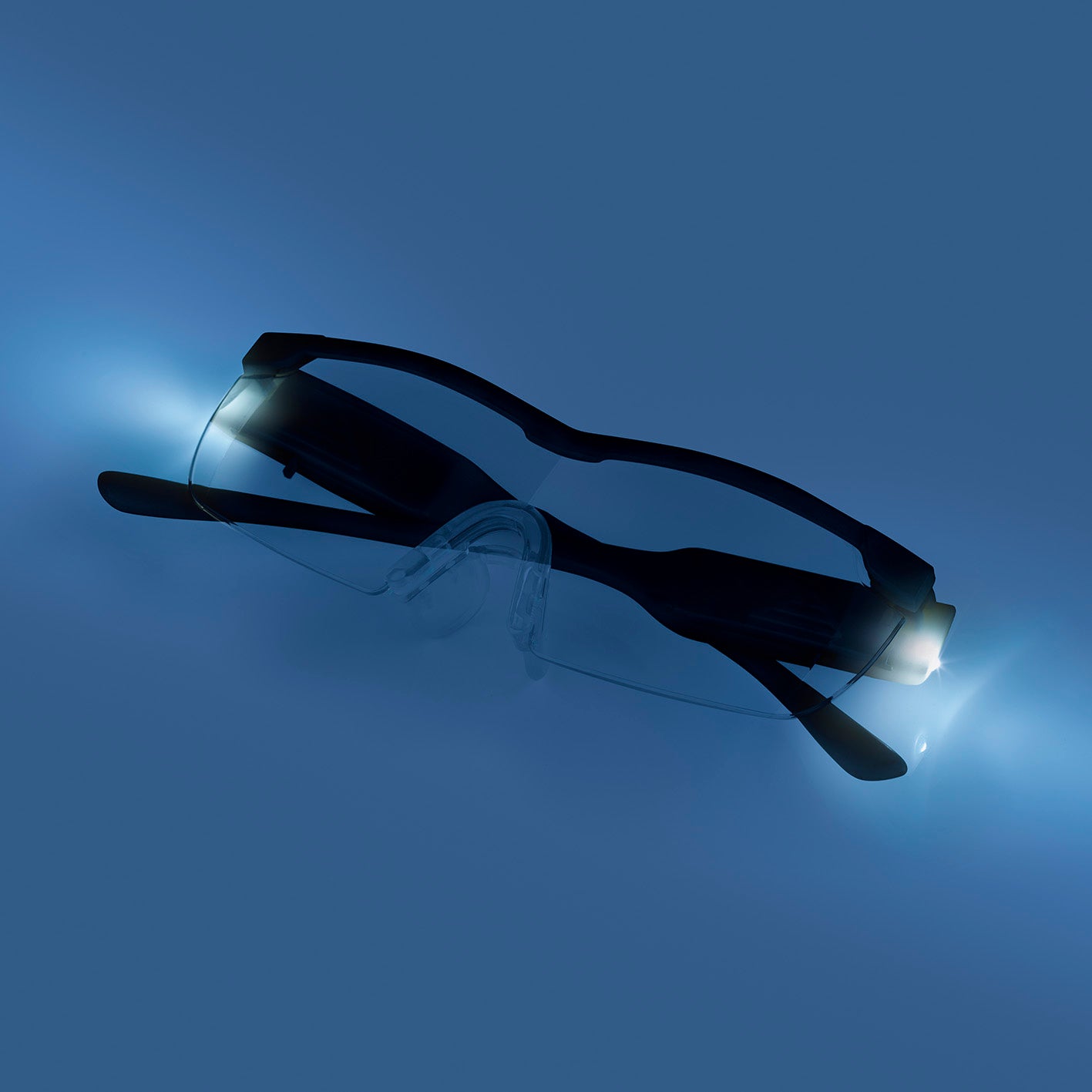 Vergrößerungsbrille LED - schwarz mit LED-Leuchten, leicht, komfortabel und vergrößert ca. 160 %, auch über normalen Brillen tragbar.