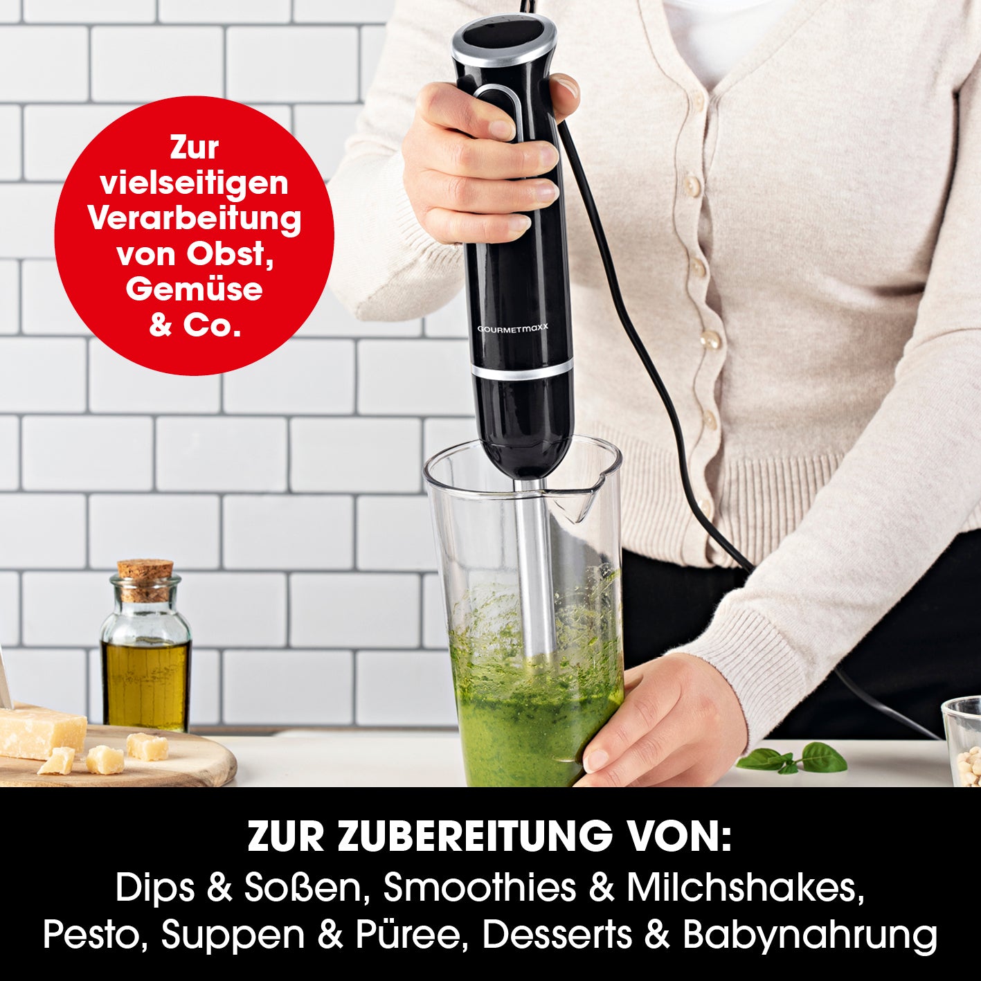 Stabmixer inkl. Rühraufsatz und Messbecher - schwarz/chrom beim Pürieren von grünem Gemüse in 600-ml-Mixbecher im Einsatz