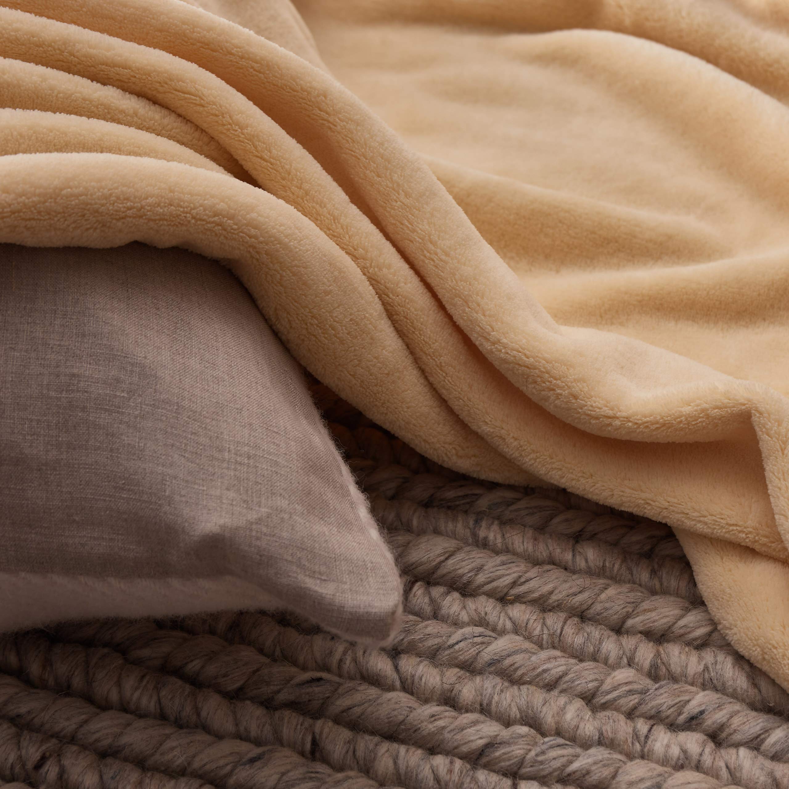 Kuscheldecke - 150x200 cm - Sofadecke & Tagesdecke - Beige aus weichem Coral-Fleece, ideal für Sofa und gemütliche Abende.
