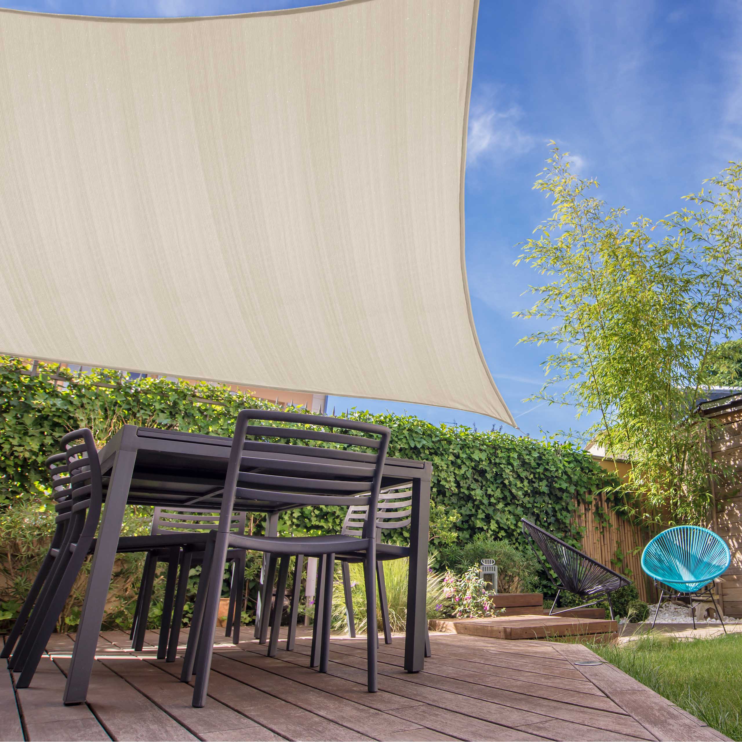 Sonnensegel 100% HDPE mit Stabilisator für UV-Schutz Quadrat 4x4 Meter Creme über Terrasse mit Gartenmöbeln bei Sonne