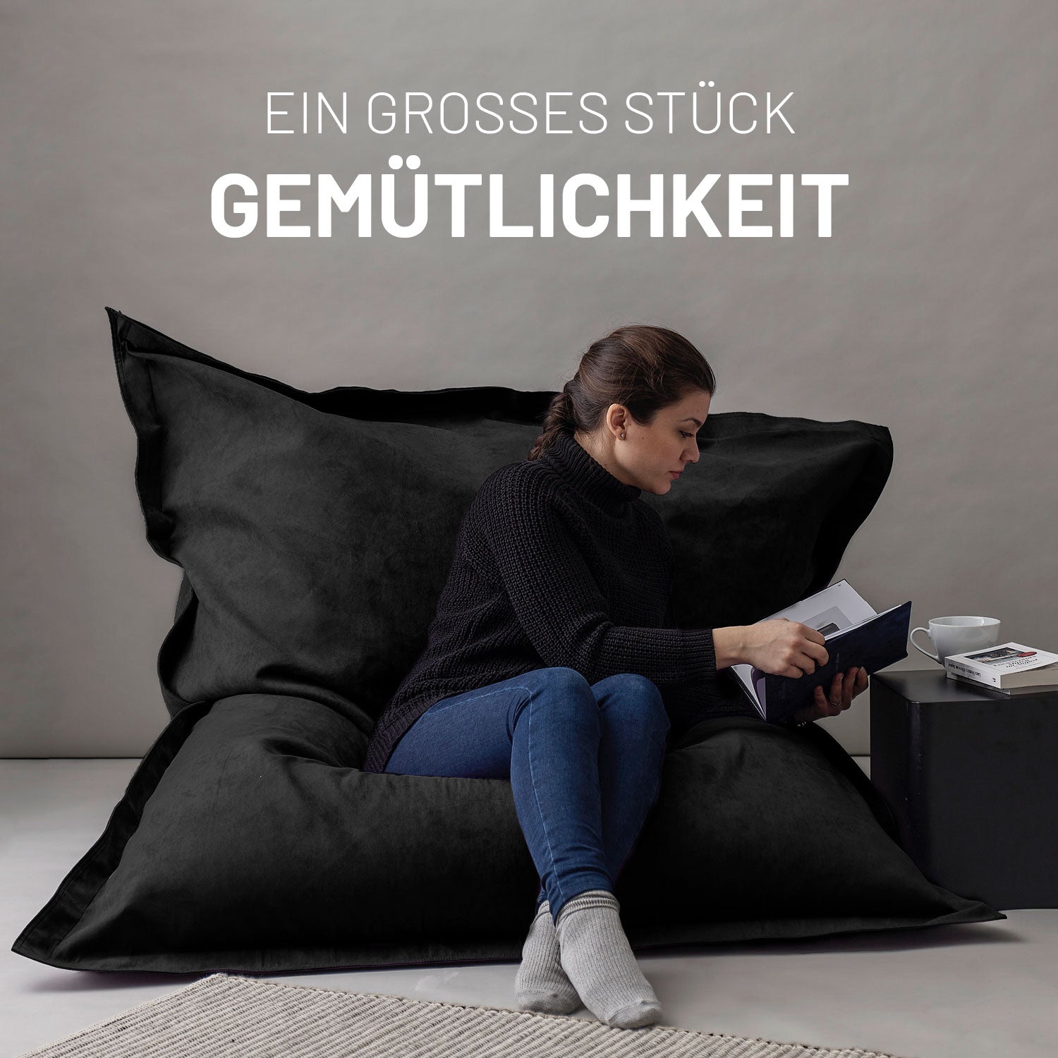 XXL Microvelours Sitzsack (380 L) - indoor - Schwarz mit Frau beim Lesen, gemütlich und groß für Wohnzimmer oder Kinderzimmer.