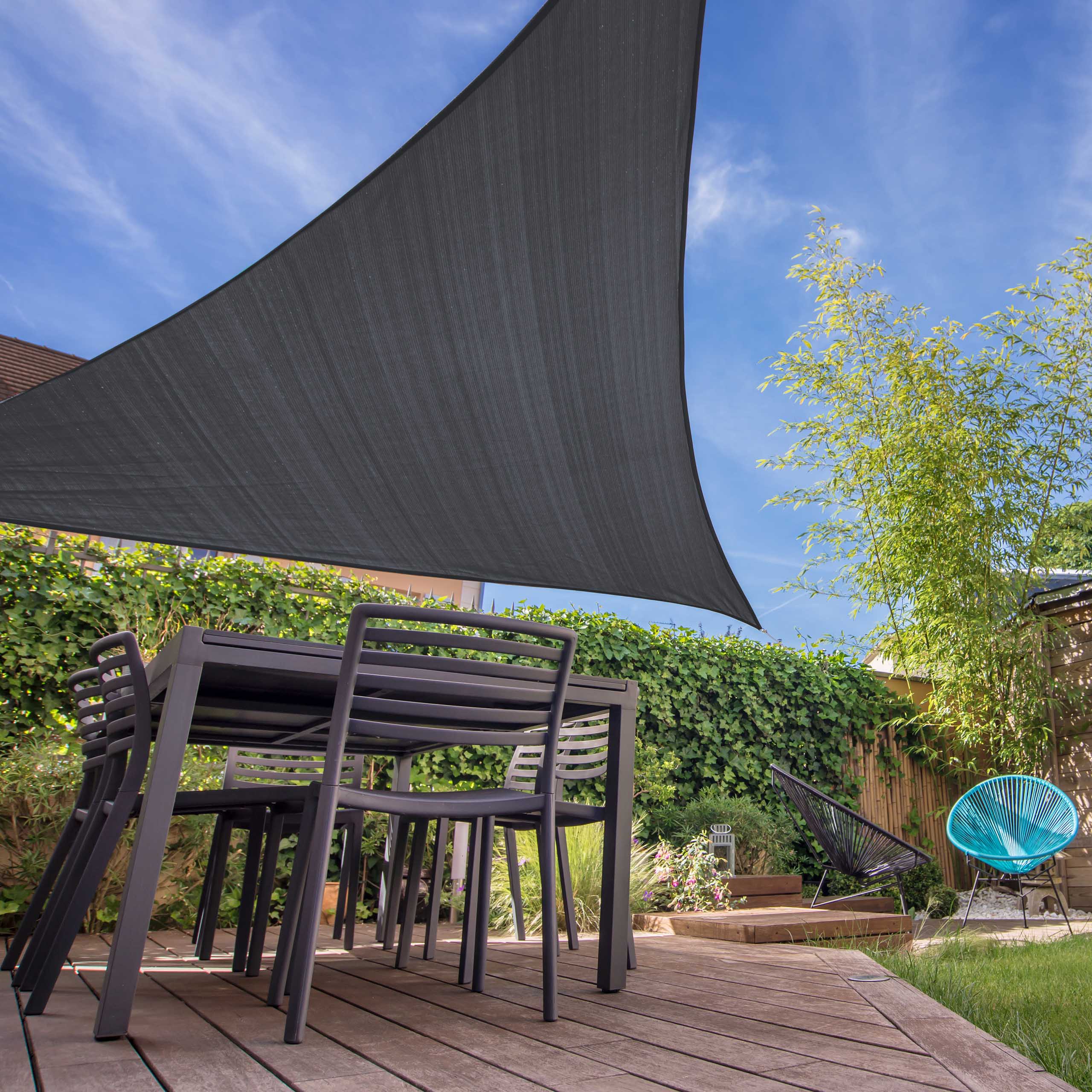 Sonnensegel 100% HDPE mit Stabilisator für UV-Schutz Dreieck 4 x 4 x 4 Meter in Dunkelgrau über Terrasse mit Gartenmöbeln installiert