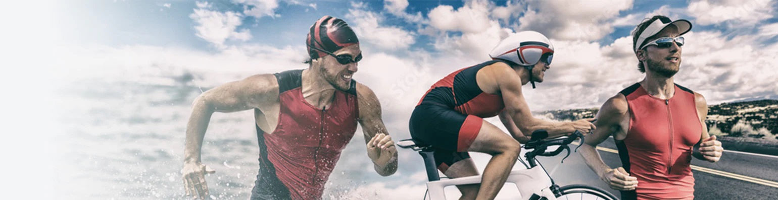 Männer in unterschiedlichen Trainingsszenen: Beim Schwimmen, beim Radfahren und Laufen.