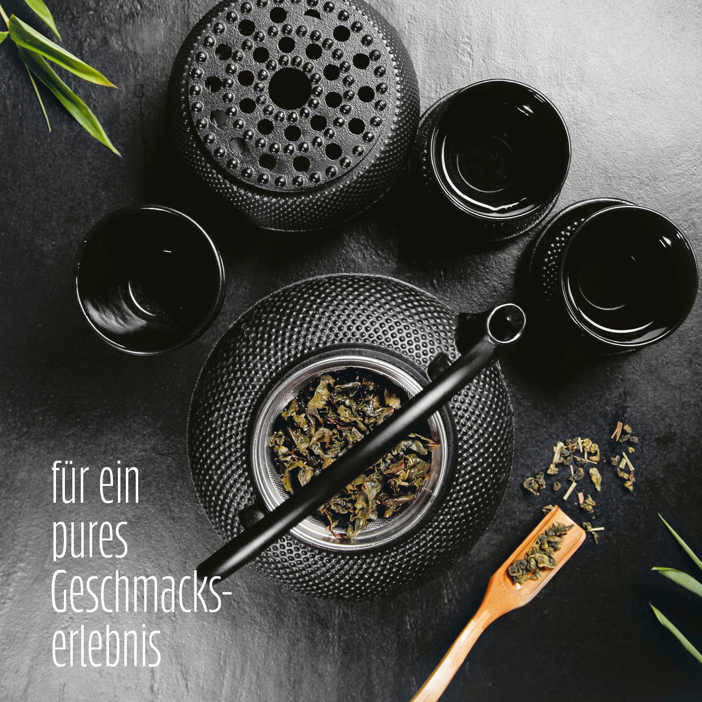 Tee Set 12-teilig aus Gusseisen mit Kanne, Bechern, Sieb und Bambuslöffel für edlen asiatischen Teegenuss.