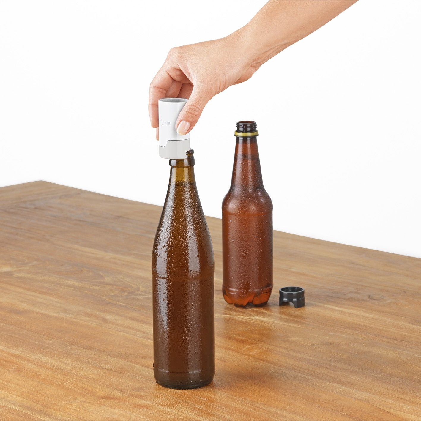 Bier-Aufbereiter wird auf eine Flasche gesetzt, um Bier milder und wie frisch gezapft schmecken zu lassen, quadratische Aufnahme Galerie 9.
